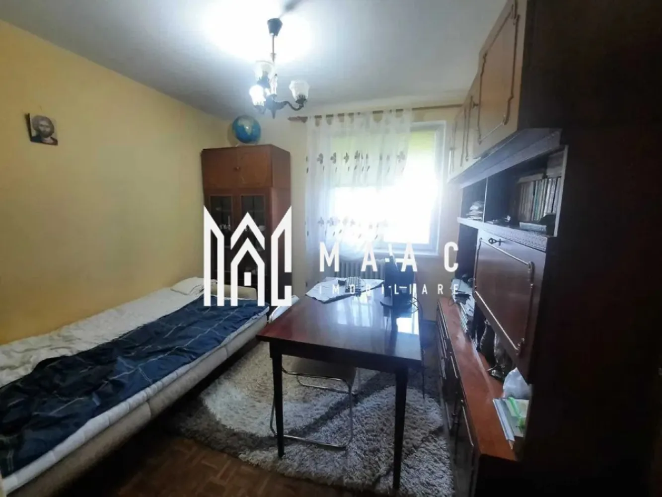 Apartament 3 Camere | 67MPU | Strand - MAAC Imobiliare vă propune spre vânzare un apartament cu 3 camere, decomandat, situat în cartierul Ștrand, una dintre cele mai căutate zone rezidențiale din Sibiu, datorită spațiilor verzi, accesului facil la facilități și liniștii zonei.

Caracteristici principale:
 Suprafață utilă: 67 mp (aproximativ, în curs de verificare pe releveu)
 Etaj 4 din 4, bloc cu acoperiș – fără probleme cu infiltrațiile
 3 camere decomandate – compartimentare eficientă și practică
 Balcon spațios cu acces din living – ideal pentru relaxare
 Necesită renovare, oferind oportunitatea personalizării după propriul gust

Avantaje și facilități:
 Zonă verde și liniștită – perfectă pentru familii și cei care caută un mediu relaxant
 Acces rapid la facilități – în apropiere de școli, dispensar, parc, magazine și mijloace de transport
 Bloc solid, întreținut – acoperișul protejează apartamentul împotriva intemperiilor

Oportunitate de investiție!
Apartamentul este ideal pentru cei care doresc să își amenajeze locuința după propriul stil sau pentru investiție, având un potențial excelent pentru închiriere datorită zonei accesibile și cererii ridicate.

 Contactați-ne pentru mai multe detalii și programarea unei vizionări specificand ID:CP2320099