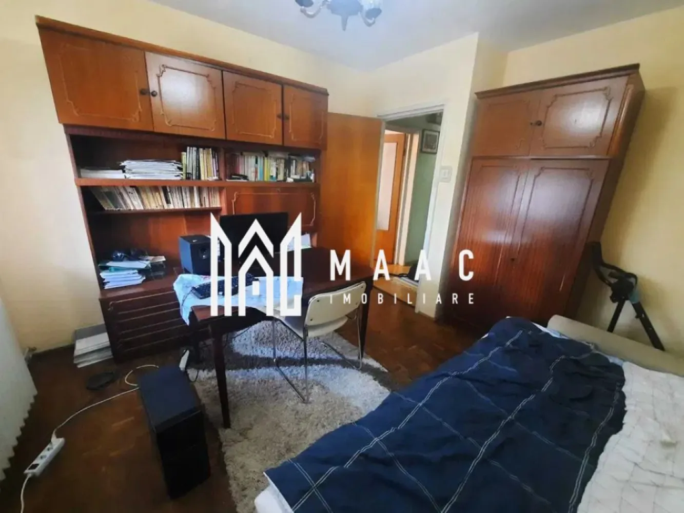 Apartament 3 Camere | 67MPU | Strand - MAAC Imobiliare vă propune spre vânzare un apartament cu 3 camere, decomandat, situat în cartierul Ștrand, una dintre cele mai căutate zone rezidențiale din Sibiu, datorită spațiilor verzi, accesului facil la facilități și liniștii zonei.

Caracteristici principale:
 Suprafață utilă: 67 mp (aproximativ, în curs de verificare pe releveu)
 Etaj 4 din 4, bloc cu acoperiș – fără probleme cu infiltrațiile
 3 camere decomandate – compartimentare eficientă și practică
 Balcon spațios cu acces din living – ideal pentru relaxare
 Necesită renovare, oferind oportunitatea personalizării după propriul gust

Avantaje și facilități:
 Zonă verde și liniștită – perfectă pentru familii și cei care caută un mediu relaxant
 Acces rapid la facilități – în apropiere de școli, dispensar, parc, magazine și mijloace de transport
 Bloc solid, întreținut – acoperișul protejează apartamentul împotriva intemperiilor

Oportunitate de investiție!
Apartamentul este ideal pentru cei care doresc să își amenajeze locuința după propriul stil sau pentru investiție, având un potențial excelent pentru închiriere datorită zonei accesibile și cererii ridicate.

 Contactați-ne pentru mai multe detalii și programarea unei vizionări specificand ID:CP2320099