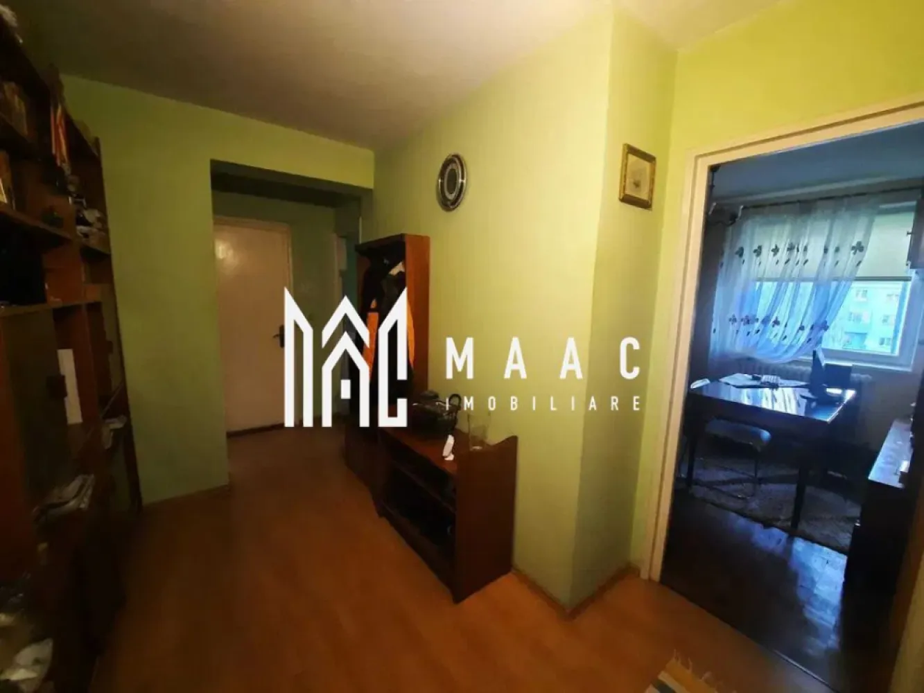 Apartament 3 Camere | 67MPU | Strand - MAAC Imobiliare vă propune spre vânzare un apartament cu 3 camere, decomandat, situat în cartierul Ștrand, una dintre cele mai căutate zone rezidențiale din Sibiu, datorită spațiilor verzi, accesului facil la facilități și liniștii zonei.

Caracteristici principale:
 Suprafață utilă: 67 mp (aproximativ, în curs de verificare pe releveu)
 Etaj 4 din 4, bloc cu acoperiș – fără probleme cu infiltrațiile
 3 camere decomandate – compartimentare eficientă și practică
 Balcon spațios cu acces din living – ideal pentru relaxare
 Necesită renovare, oferind oportunitatea personalizării după propriul gust

Avantaje și facilități:
 Zonă verde și liniștită – perfectă pentru familii și cei care caută un mediu relaxant
 Acces rapid la facilități – în apropiere de școli, dispensar, parc, magazine și mijloace de transport
 Bloc solid, întreținut – acoperișul protejează apartamentul împotriva intemperiilor

Oportunitate de investiție!
Apartamentul este ideal pentru cei care doresc să își amenajeze locuința după propriul stil sau pentru investiție, având un potențial excelent pentru închiriere datorită zonei accesibile și cererii ridicate.

 Contactați-ne pentru mai multe detalii și programarea unei vizionări specificand ID:CP2320099