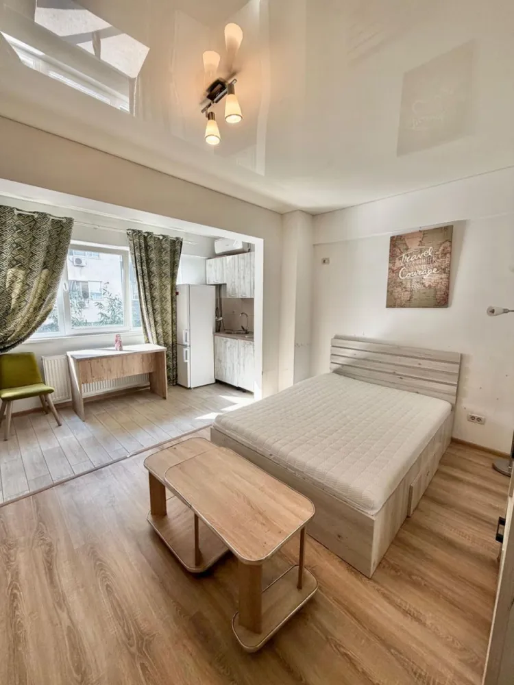 Garsoniera mobilată cartier Militari Residence - mutare imediata!! - **COMISION 0%**

Vă propunem spre vânzare o garsonieră modernă, complet mobilată și utilată, situată în cartierul Militari Residence, în cadrul complexului Pollux Residence – o alegere ideală atât pentru locuit, cât și pentru investiție.

Locuința este amplasată la etajul 1 din 8, într-un imobil construit recent, și beneficiază de o compartimentare eficientă, oferind un spațiu confortabil și bine organizat. Garsoniera se vinde exact ca în fotografii, fiind dotată cu mobilier modern și electrocasnice funcționale, gata pentru mutare imediată, fără investiții suplimentare.

Interiorul este luminos, cu finisaje de calitate, iar zona de locuit este optimizată pentru a oferi atât confort, cât și funcționalitate. Bucătăria este complet echipată, iar baia este amenajată modern.

Complexul Pollux Residence este bine poziționat, cu acces facil către mijloace de transport, centre comerciale, supermarketuri, restaurante și alte puncte de interes din zonă.

Disponibilă imediat – mutare rapidă, fără bătăi de cap.

Pentru mai multe detalii sau programarea unei vizionări, nu ezitați să ne contactați.