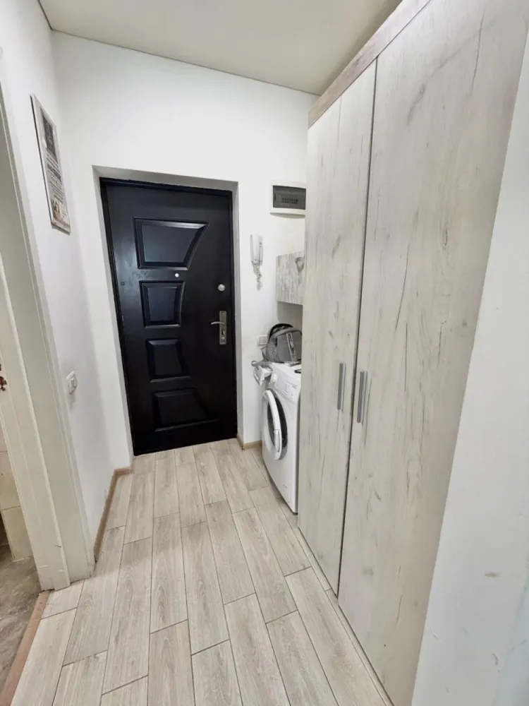 Garsoniera mobilată cartier Militari Residence - mutare imediata!! - **COMISION 0%**

Vă propunem spre vânzare o garsonieră modernă, complet mobilată și utilată, situată în cartierul Militari Residence, în cadrul complexului Pollux Residence – o alegere ideală atât pentru locuit, cât și pentru investiție.

Locuința este amplasată la etajul 1 din 8, într-un imobil construit recent, și beneficiază de o compartimentare eficientă, oferind un spațiu confortabil și bine organizat. Garsoniera se vinde exact ca în fotografii, fiind dotată cu mobilier modern și electrocasnice funcționale, gata pentru mutare imediată, fără investiții suplimentare.

Interiorul este luminos, cu finisaje de calitate, iar zona de locuit este optimizată pentru a oferi atât confort, cât și funcționalitate. Bucătăria este complet echipată, iar baia este amenajată modern.

Complexul Pollux Residence este bine poziționat, cu acces facil către mijloace de transport, centre comerciale, supermarketuri, restaurante și alte puncte de interes din zonă.

Disponibilă imediat – mutare rapidă, fără bătăi de cap.

Pentru mai multe detalii sau programarea unei vizionări, nu ezitați să ne contactați.