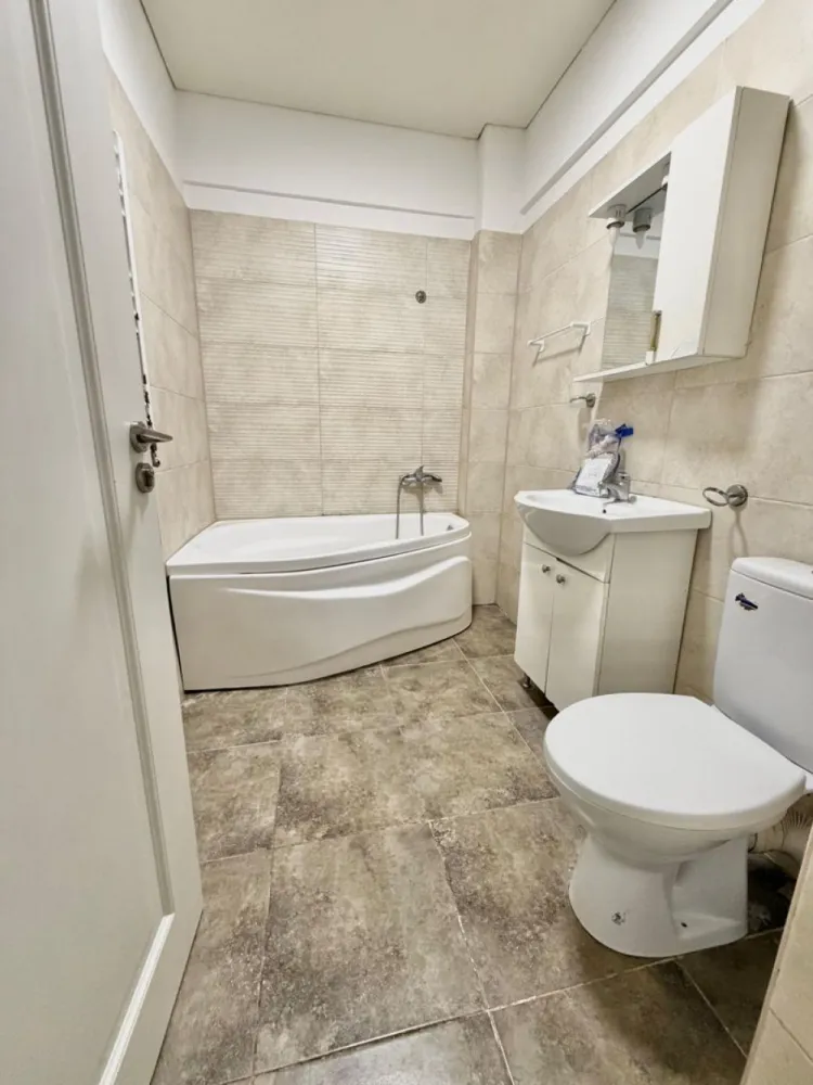 Garsoniera mobilată cartier Militari Residence - mutare imediata!! - **COMISION 0%**

Vă propunem spre vânzare o garsonieră modernă, complet mobilată și utilată, situată în cartierul Militari Residence, în cadrul complexului Pollux Residence – o alegere ideală atât pentru locuit, cât și pentru investiție.

Locuința este amplasată la etajul 1 din 8, într-un imobil construit recent, și beneficiază de o compartimentare eficientă, oferind un spațiu confortabil și bine organizat. Garsoniera se vinde exact ca în fotografii, fiind dotată cu mobilier modern și electrocasnice funcționale, gata pentru mutare imediată, fără investiții suplimentare.

Interiorul este luminos, cu finisaje de calitate, iar zona de locuit este optimizată pentru a oferi atât confort, cât și funcționalitate. Bucătăria este complet echipată, iar baia este amenajată modern.

Complexul Pollux Residence este bine poziționat, cu acces facil către mijloace de transport, centre comerciale, supermarketuri, restaurante și alte puncte de interes din zonă.

Disponibilă imediat – mutare rapidă, fără bătăi de cap.

Pentru mai multe detalii sau programarea unei vizionări, nu ezitați să ne contactați.