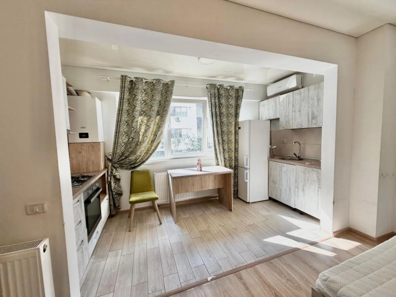 Garsoniera mobilată cartier Militari Residence - mutare imediata!! - **COMISION 0%**

Vă propunem spre vânzare o garsonieră modernă, complet mobilată și utilată, situată în cartierul Militari Residence, în cadrul complexului Pollux Residence – o alegere ideală atât pentru locuit, cât și pentru investiție.

Locuința este amplasată la etajul 1 din 8, într-un imobil construit recent, și beneficiază de o compartimentare eficientă, oferind un spațiu confortabil și bine organizat. Garsoniera se vinde exact ca în fotografii, fiind dotată cu mobilier modern și electrocasnice funcționale, gata pentru mutare imediată, fără investiții suplimentare.

Interiorul este luminos, cu finisaje de calitate, iar zona de locuit este optimizată pentru a oferi atât confort, cât și funcționalitate. Bucătăria este complet echipată, iar baia este amenajată modern.

Complexul Pollux Residence este bine poziționat, cu acces facil către mijloace de transport, centre comerciale, supermarketuri, restaurante și alte puncte de interes din zonă.

Disponibilă imediat – mutare rapidă, fără bătăi de cap.

Pentru mai multe detalii sau programarea unei vizionări, nu ezitați să ne contactați.