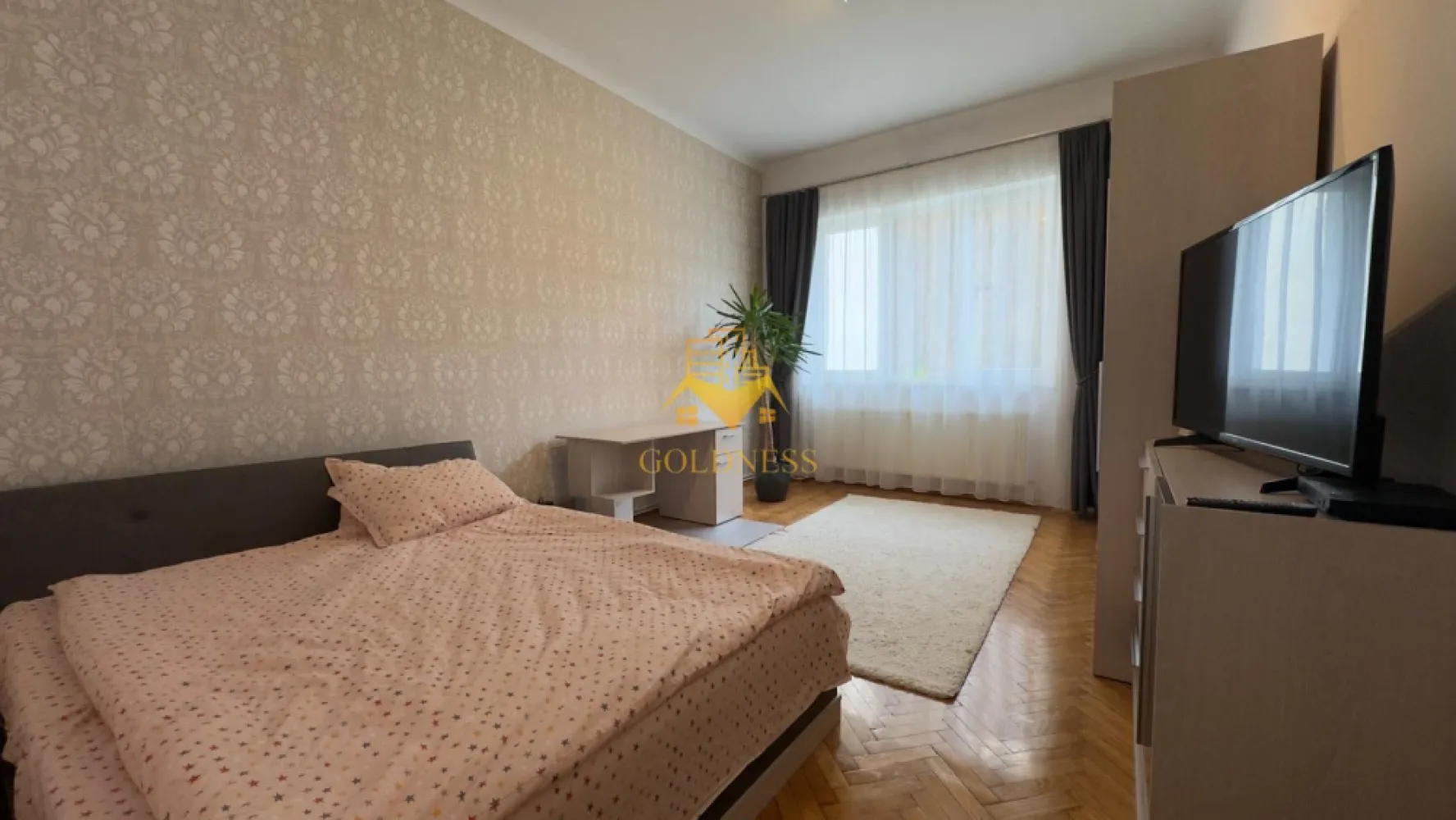 Apartament Decomandat, Ultracentral, Baritiu, Opera Maghiara, UTCN,UMF - GOLDNESS Imobiliare vă propune spre închiriere un apartament decomandat cu 1 camere complet mobilat și utilat, la etajul 1 într-un imobil de 3 etaje, în zona Ultracentrală, în apropierea Operei Maghiare și a străzii Barițiu.
Apartamentul are o suprafață de 50 mp și este compartimentat astfel:

 * Dormitor: pat matrimonial, dressing, comodă TV, televizor și birou.

 * Bucătărie: aragaz, hotă, frigider, masă dining și canapea.

 * Baie: cadă de duș.

 * Hol și spațiu de depozitare.

 * Imobilul dispune de centrală proprie și oferă acces la o curte comună.

Se află în apropierea stațiilor de transport în comun, magazine, restaurante, spații verzi, farmacii, etc.

Dacă sunteți interesați de acest apartament și doriți să îl vizionați, dar și pentru alte oferte nu ezitați să ne contactați telefonic sau prin e-mail. Vă stăm la dispoziție!
Pentru intermediere se percepe un comision de 50% din prețul chiriei.