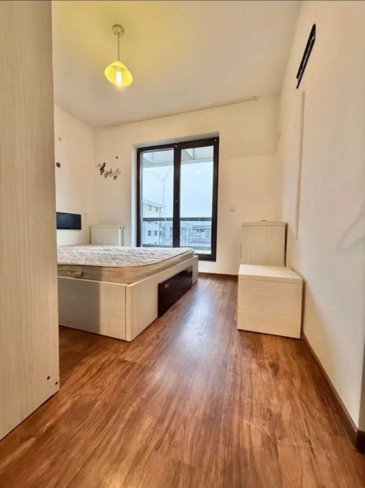 Ap. 2 camere zona Militari Residence Tineretului 37C - Bine ati venit intr-o oaza de confort și rafinament în inima cartierului Militari Residence! Aceasta proprietate îți oferă o oportunitate unică de a locui într-un spațiu elegant, perfect adaptat pentru nevoile tale. Detalii Cheie: Locație Ideală: Situat în cartierul Militari Residence, acest apartament oferă acces facil la toate facilitățile urbane, incluzând magazine, restaurante, parcuri și centre de învățământ. Design Modern: Cu finisaje de înaltă calitate, acest apartament emană eleganță și confort. Spațiile luminoase și bine iluminate se îmbină perfect pentru a crea un ambient primitor și relaxant. 2 Camere spațioase: Cu două camere generoase, acest apartament este potrivit pentru cupluri sau familii mici în căutarea unei locuințe confortabile și practică. Balcon Privat: Beneficiază de un balcon privat, unde poți savura o cafea în timp ce te bucuri de aerul proaspăt și de priveliștea încântătoare a cartierului. Facilități Suplimentare: Parcare Asigurată: poti beneficia contra-cost de loc de parcare privat, oferindu-ți comoditate și siguranță pentru mașină. Securitate 24/7: Militari Residence este un cartier sigur, astfel încât să te poți bucura de liniște și pace în fiecare zi. Acces Rapid la Transport Public: Cu acces ușor la mijloacele de transport în comun, te vei bucura de conexiuni rapide către orice destinație din București. Nu rata ocazia de a locui într-un apartament ce oferă combinația perfectă între confort, stil și funcționalitate. Contactează-ne astăzi pentru a programa o vizionare și a începe o nouă etapă a vieții tale într-o locuință de vis! }}