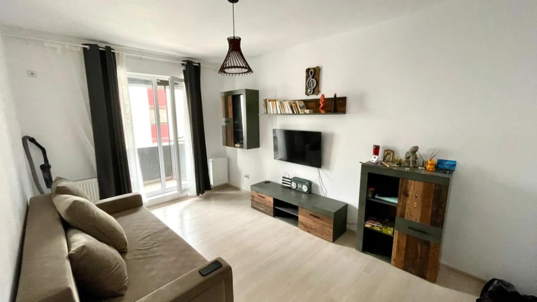 Apartament cu 2 camere complet mobilat Militari - Crinului Residence - Bine ati venit intr-o oaza de confort și rafinament în cartierul Militari Residence! Aceasta proprietate îți oferă o oportunitate unică de a locui într-un spațiu elegant, perfect adaptat pentru nevoile tale. Detalii Cheie: Locație Ideală: Situat în cartierul Militari Residence, acest apartament oferă acces facil la toate facilitățile urbane, incluzând magazine, restaurante, parcuri și centre de învățământ. Design Modern: Cu finisaje de înaltă calitate, acest apartament emană eleganță și confort. Spațiile luminoase și bine iluminate se îmbină perfect pentru a crea un ambient primitor și relaxant. 2 Camere Spațioase: Cu două camere generoase, acest apartament este potrivit pentru cupluri sau familii mici în căutarea unei locuințe confortabile și practică. Facilități Suplimentare: Parcare Asigurată: poti beneficia contra-cost de loc de parcare privat, oferindu-ți comoditate și siguranță pentru mașină. Securitate 24/7: Militari Residence este un cartier sigur, astfel încât să te poți bucura de liniște și pace în fiecare zi. Acces Rapid la Transport Public: Cu acces ușor la mijloacele de transport în comun, te vei bucura de conexiuni rapide către orice destinație din București. Nu rata ocazia de a locui într-un apartament ce oferă combinația perfectă între confort, stil și funcționalitate. Contactează-ne astăzi pentru a programa o vizionare și a începe o nouă etapă a vieții tale într-o locuință de vis! }}