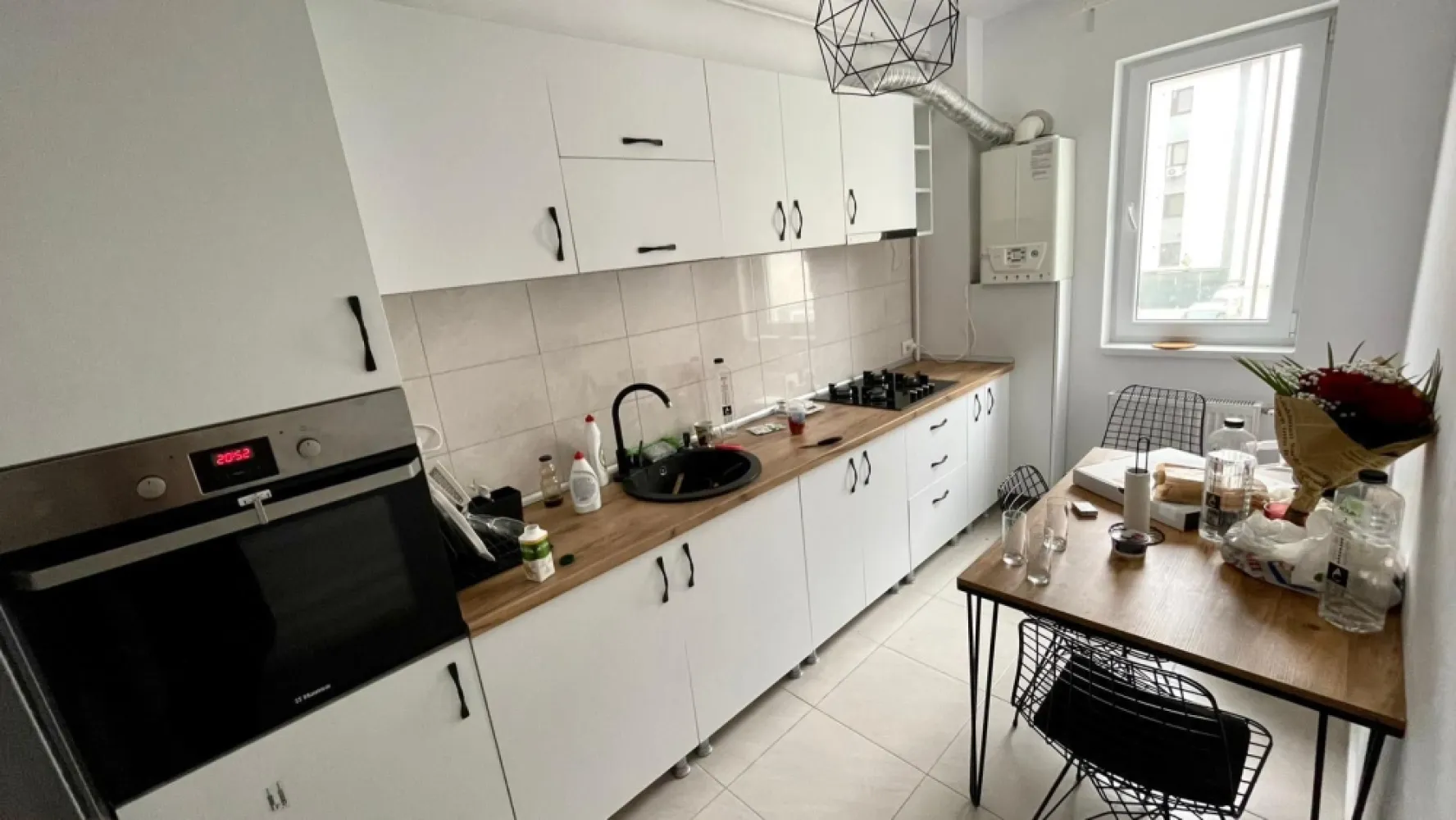 Apartament cu 2 camere complet mobilat Militari - Crinului Residence - Bine ati venit intr-o oaza de confort și rafinament în cartierul Militari Residence! Aceasta proprietate îți oferă o oportunitate unică de a locui într-un spațiu elegant, perfect adaptat pentru nevoile tale. Detalii Cheie: Locație Ideală: Situat în cartierul Militari Residence, acest apartament oferă acces facil la toate facilitățile urbane, incluzând magazine, restaurante, parcuri și centre de învățământ. Design Modern: Cu finisaje de înaltă calitate, acest apartament emană eleganță și confort. Spațiile luminoase și bine iluminate se îmbină perfect pentru a crea un ambient primitor și relaxant. 2 Camere Spațioase: Cu două camere generoase, acest apartament este potrivit pentru cupluri sau familii mici în căutarea unei locuințe confortabile și practică. Facilități Suplimentare: Parcare Asigurată: poti beneficia contra-cost de loc de parcare privat, oferindu-ți comoditate și siguranță pentru mașină. Securitate 24/7: Militari Residence este un cartier sigur, astfel încât să te poți bucura de liniște și pace în fiecare zi. Acces Rapid la Transport Public: Cu acces ușor la mijloacele de transport în comun, te vei bucura de conexiuni rapide către orice destinație din București. Nu rata ocazia de a locui într-un apartament ce oferă combinația perfectă între confort, stil și funcționalitate. Contactează-ne astăzi pentru a programa o vizionare și a începe o nouă etapă a vieții tale într-o locuință de vis! }}