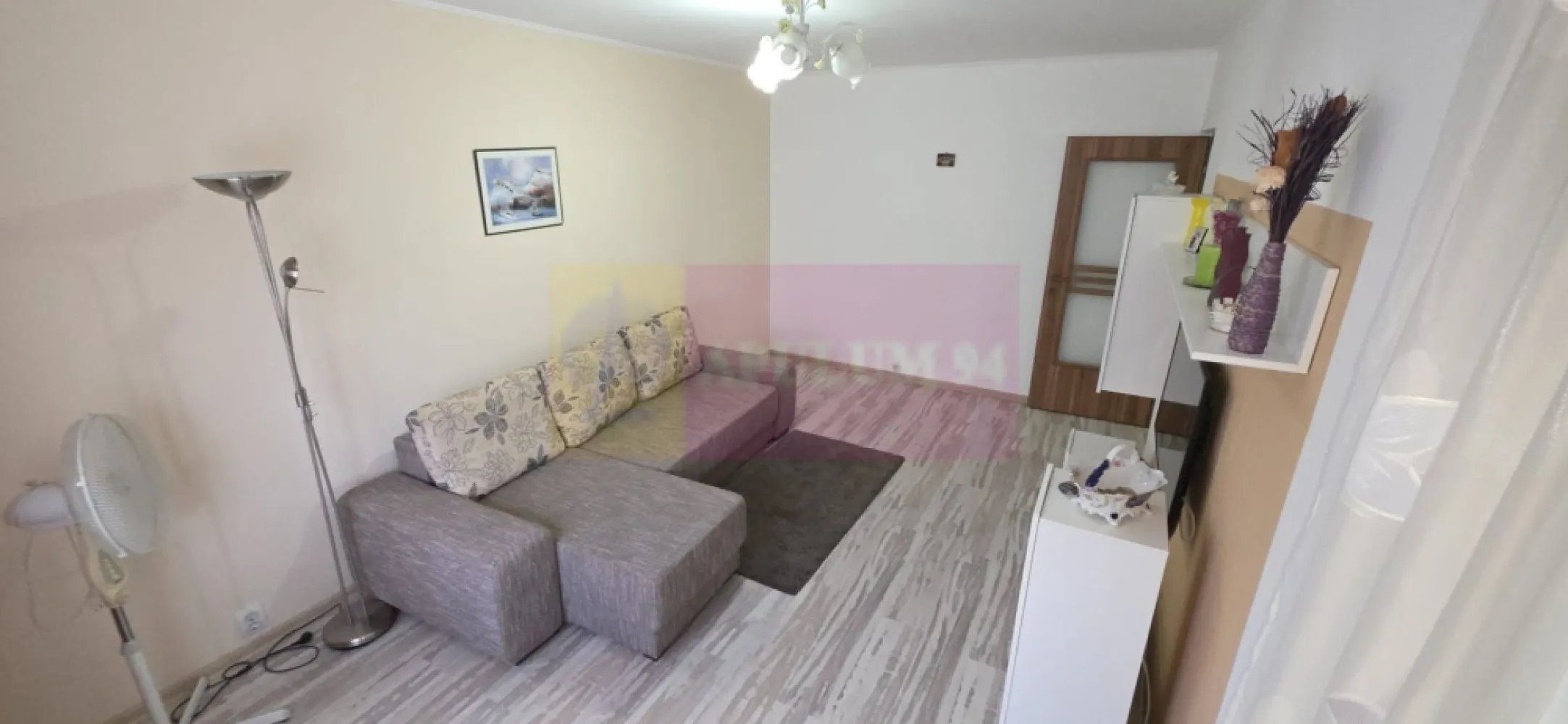 Apartamnet cu 3 camere de vanzare in Campina, Central - Apartament 3 camere de vânzare în Câmpina – Bulevardul Carol I, zonă centrală

Agentia imobiliara Mervani, vă prezintă spre vânzare un apartament cu 3 camere, situat în zona centrală a municipiului Câmpina, pe Bulevardul Carol I, la etajul 1 al unui bloc cu 4 etaje.

Apartamentul este decomandat, beneficiază de compartimentare practică și finisaje de foarte bună calitate, fiind ideal pentru o familie care își dorește confort și acces rapid către toate facilitățile orașului.

Se vinde complet mobilat și utilat
Ușă metalică la intrare
Dressinguri spațioase pe hol
Tâmplărie interioară de calitate
Tâmplărie exterioară PVC cu geam termopan
Centrală termică proprie și calorifere
Două balcoane
Hol generos
Living luminos
Bucătărie complet amenajată
Baie modernă cu cabină de duș
Două dormitoare confortabile

Poziționarea excelentă, în centrul municipiului Câmpina, oferă acces facil către magazine, școli, instituții publice, restaurante și mijloace de transport.
 Pentru informații suplimentare și programarea unei vizionări:
Mervani Imobiliare – 0729 935 536