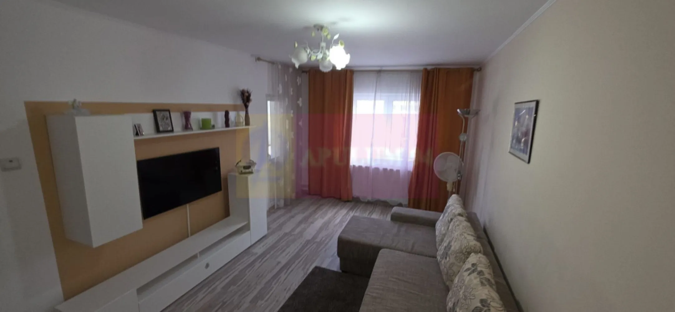 Apartamnet cu 3 camere de vanzare in Campina, Central - Apartament 3 camere de vânzare în Câmpina – Bulevardul Carol I, zonă centrală

Agentia imobiliara Mervani, vă prezintă spre vânzare un apartament cu 3 camere, situat în zona centrală a municipiului Câmpina, pe Bulevardul Carol I, la etajul 1 al unui bloc cu 4 etaje.

Apartamentul este decomandat, beneficiază de compartimentare practică și finisaje de foarte bună calitate, fiind ideal pentru o familie care își dorește confort și acces rapid către toate facilitățile orașului.

Se vinde complet mobilat și utilat
Ușă metalică la intrare
Dressinguri spațioase pe hol
Tâmplărie interioară de calitate
Tâmplărie exterioară PVC cu geam termopan
Centrală termică proprie și calorifere
Două balcoane
Hol generos
Living luminos
Bucătărie complet amenajată
Baie modernă cu cabină de duș
Două dormitoare confortabile

Poziționarea excelentă, în centrul municipiului Câmpina, oferă acces facil către magazine, școli, instituții publice, restaurante și mijloace de transport.
 Pentru informații suplimentare și programarea unei vizionări:
Mervani Imobiliare – 0729 935 536