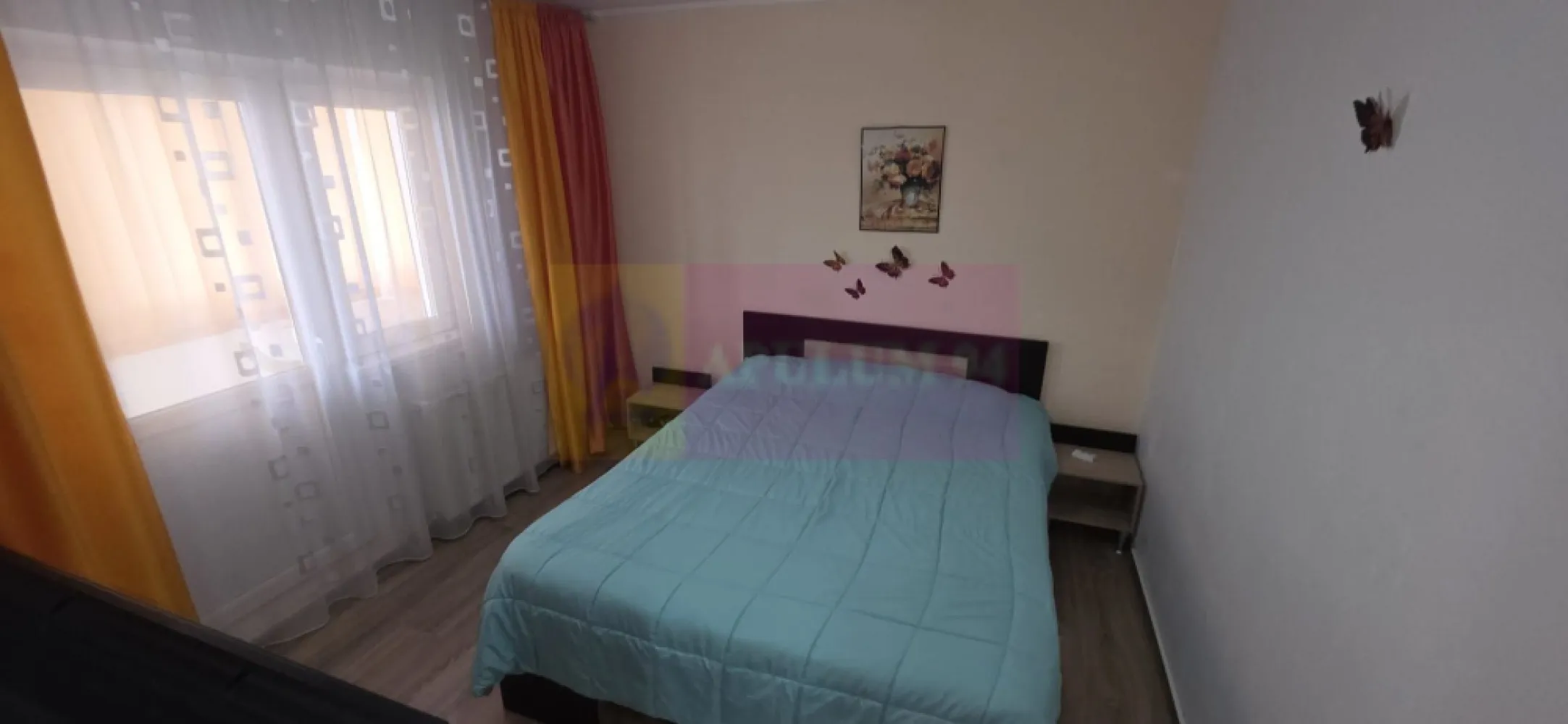 Apartamnet cu 3 camere de vanzare in Campina, Central - Apartament 3 camere de vânzare în Câmpina – Bulevardul Carol I, zonă centrală

Agentia imobiliara Mervani, vă prezintă spre vânzare un apartament cu 3 camere, situat în zona centrală a municipiului Câmpina, pe Bulevardul Carol I, la etajul 1 al unui bloc cu 4 etaje.

Apartamentul este decomandat, beneficiază de compartimentare practică și finisaje de foarte bună calitate, fiind ideal pentru o familie care își dorește confort și acces rapid către toate facilitățile orașului.

Se vinde complet mobilat și utilat
Ușă metalică la intrare
Dressinguri spațioase pe hol
Tâmplărie interioară de calitate
Tâmplărie exterioară PVC cu geam termopan
Centrală termică proprie și calorifere
Două balcoane
Hol generos
Living luminos
Bucătărie complet amenajată
Baie modernă cu cabină de duș
Două dormitoare confortabile

Poziționarea excelentă, în centrul municipiului Câmpina, oferă acces facil către magazine, școli, instituții publice, restaurante și mijloace de transport.
 Pentru informații suplimentare și programarea unei vizionări:
Mervani Imobiliare – 0729 935 536