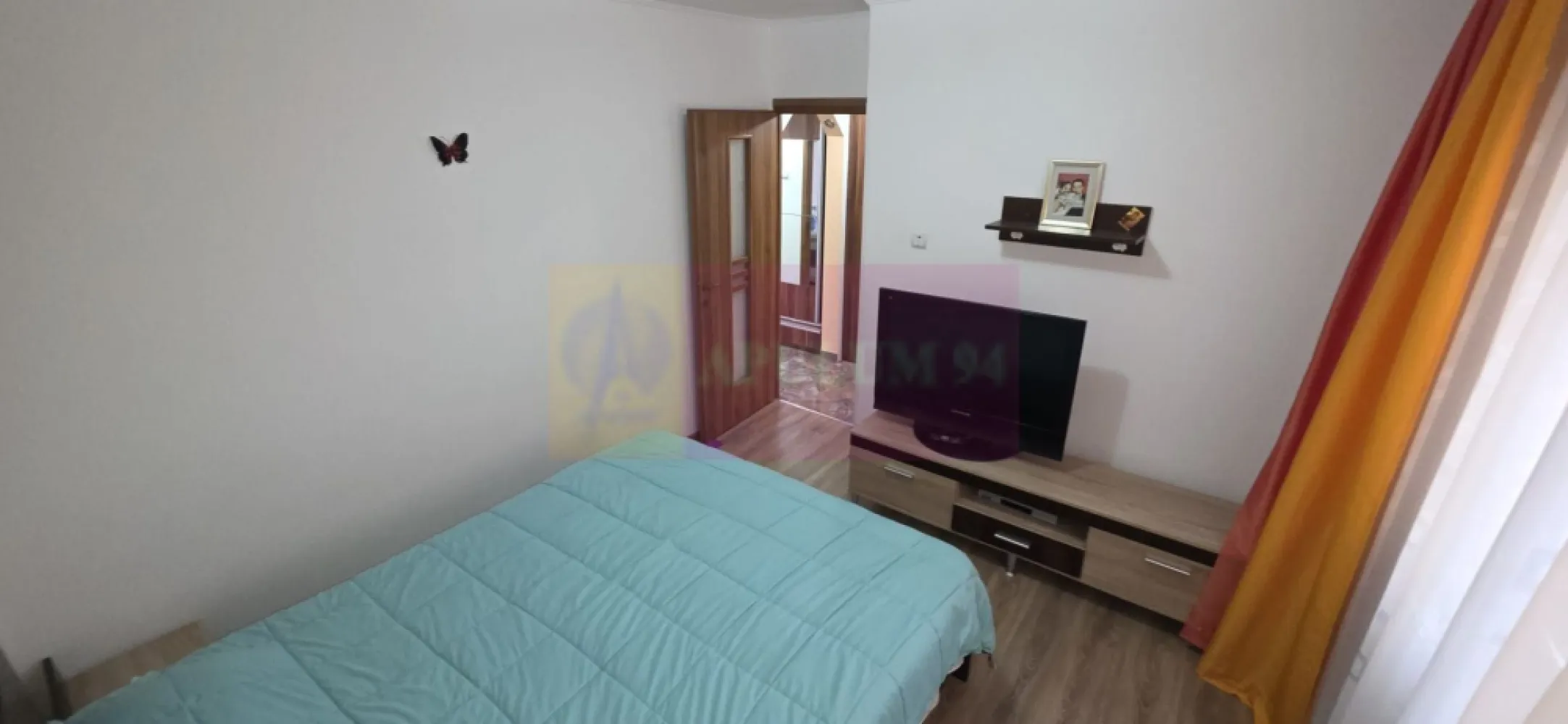 Apartamnet cu 3 camere de vanzare in Campina, Central - Apartament 3 camere de vânzare în Câmpina – Bulevardul Carol I, zonă centrală

Agentia imobiliara Mervani, vă prezintă spre vânzare un apartament cu 3 camere, situat în zona centrală a municipiului Câmpina, pe Bulevardul Carol I, la etajul 1 al unui bloc cu 4 etaje.

Apartamentul este decomandat, beneficiază de compartimentare practică și finisaje de foarte bună calitate, fiind ideal pentru o familie care își dorește confort și acces rapid către toate facilitățile orașului.

Se vinde complet mobilat și utilat
Ușă metalică la intrare
Dressinguri spațioase pe hol
Tâmplărie interioară de calitate
Tâmplărie exterioară PVC cu geam termopan
Centrală termică proprie și calorifere
Două balcoane
Hol generos
Living luminos
Bucătărie complet amenajată
Baie modernă cu cabină de duș
Două dormitoare confortabile

Poziționarea excelentă, în centrul municipiului Câmpina, oferă acces facil către magazine, școli, instituții publice, restaurante și mijloace de transport.
 Pentru informații suplimentare și programarea unei vizionări:
Mervani Imobiliare – 0729 935 536