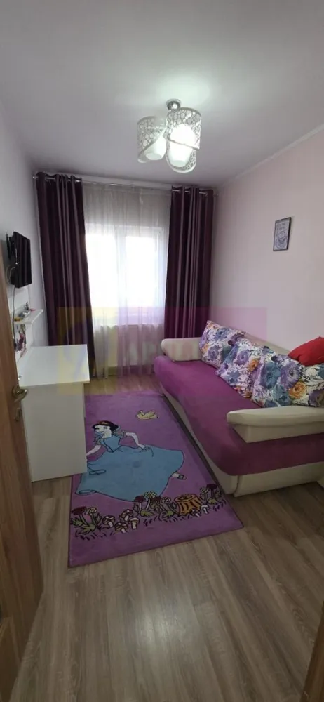 Apartamnet cu 3 camere de vanzare in Campina, Central