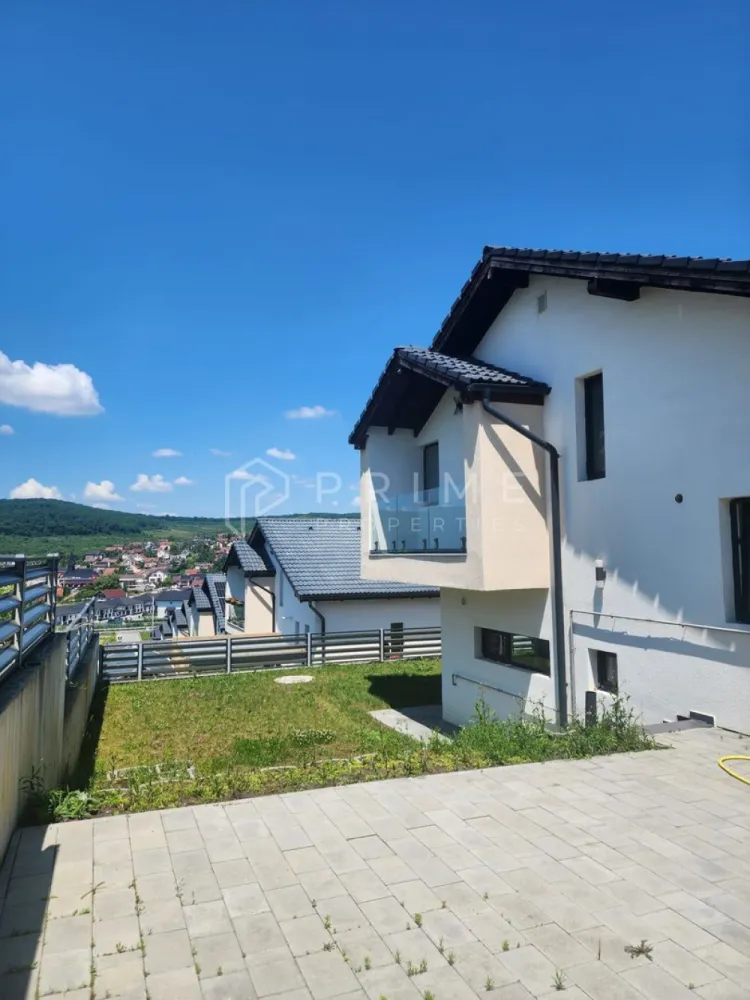 Casă individuală modernă | Livezeni | 120 mp utili | Mobilată Utilată - Există un tip de casă pe care nu trebuie să ți-o imaginezi — poți să intri direct în ea, în realitate
Aceasta este una dintre ele.
Situată în ansamblul rezidențial Livezeni, printre alte case individuale, într-o zonă fără zgomot și trafic, proprietatea combină arhitectura modernă cu un nivel de finisare și dotare care elimină orice investiție suplimentară la preluare.
Ce oferă concret:

✔ Parter fluid și luminos: bucătărie open-space cu loc de servit + living spațios — ambele cu ieșire directă pe terasă, spre grădina cu gazon
✔ Etaj dedicat odihnei: 3 dormitoare, dressing, baie — 2 dormitoare cu balcon propriu
✔ Încălzire în pardoseală la parter și la etaj (centrală Romstal) — deci fără calorifere, pentru un confort sporit
✔ Electrocasnice profesionale, plită pe inducție — bucătărie gata de folosit
✔ Teren 470 mp amenajat: terasă, gazon, pavaj, parcare
✔ Utilități complete: gaz, apă, canalizare, curent, CATV, internet
✔ Stradă pavată, cartier de case individuale — liniște reală

Construcție 2021, finalizare 2023. Mobilată și utilată complet.

Promisiunea Prime Properties:
Vă oferim siguranță, transparență și servicii impecabile pe tot parcursul drumului către casa ideală. Dacă această proprietate nu corespunde nevoilor dumneavoastră, lăsați-ne să găsim alternativa potrivită stilului dumneavoastră de viață.
Pentru informații suplimentare și programarea unei vizionări, vă rugăm să ne contactați.