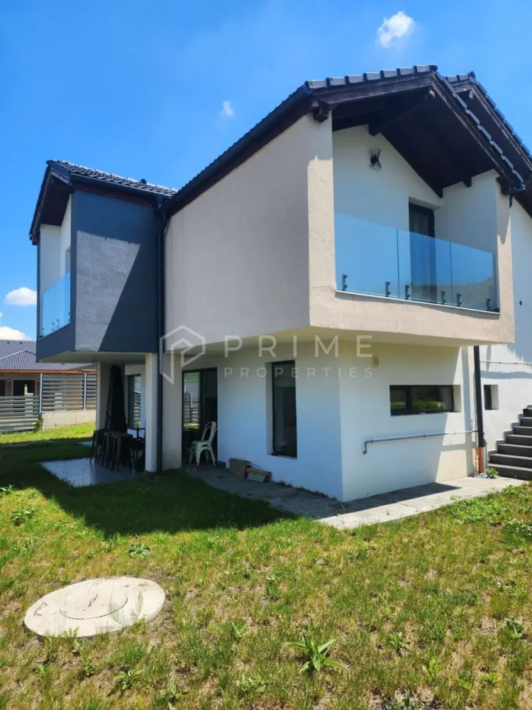 Casă individuală modernă | Livezeni | 120 mp utili | Mobilată Utilată - Există un tip de casă pe care nu trebuie să ți-o imaginezi — poți să intri direct în ea, în realitate
Aceasta este una dintre ele.
Situată în ansamblul rezidențial Livezeni, printre alte case individuale, într-o zonă fără zgomot și trafic, proprietatea combină arhitectura modernă cu un nivel de finisare și dotare care elimină orice investiție suplimentară la preluare.
Ce oferă concret:

✔ Parter fluid și luminos: bucătărie open-space cu loc de servit + living spațios — ambele cu ieșire directă pe terasă, spre grădina cu gazon
✔ Etaj dedicat odihnei: 3 dormitoare, dressing, baie — 2 dormitoare cu balcon propriu
✔ Încălzire în pardoseală la parter și la etaj (centrală Romstal) — deci fără calorifere, pentru un confort sporit
✔ Electrocasnice profesionale, plită pe inducție — bucătărie gata de folosit
✔ Teren 470 mp amenajat: terasă, gazon, pavaj, parcare
✔ Utilități complete: gaz, apă, canalizare, curent, CATV, internet
✔ Stradă pavată, cartier de case individuale — liniște reală

Construcție 2021, finalizare 2023. Mobilată și utilată complet.

Promisiunea Prime Properties:
Vă oferim siguranță, transparență și servicii impecabile pe tot parcursul drumului către casa ideală. Dacă această proprietate nu corespunde nevoilor dumneavoastră, lăsați-ne să găsim alternativa potrivită stilului dumneavoastră de viață.
Pentru informații suplimentare și programarea unei vizionări, vă rugăm să ne contactați.