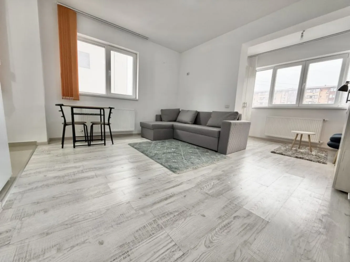 Garsoniera complet mobilata si utilata Militari Residence Tineretului - Oferta de vanzare garsoniera complet mobilata si utilata, situata la etajul 2 al unui bloc cu 8 etaje, zona Militari Residence, strada Tineretului 35 bis. Disponibila pentru mutare imediata. Se accepta plata din surse proprii (cash), credit ipotecar si credit prima casa. Detalii suplimentare la numarul din anunt.