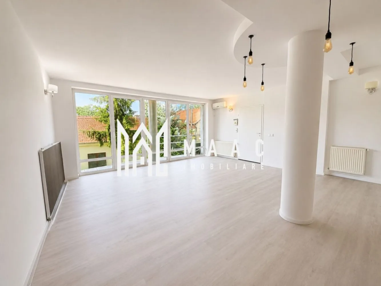 Spatiu comercial/ birouri | Etaj 1 | 80MP | Sub Arini - MAAC Imobiliare propune spre inchiriere un spatiu pretabil pentru activitati comerciale sau de birou, amplasat in zona parcului Sub Arini.

Spatiul este situat la etajul 1 al unei case individuale cu regim de inaltime P+E+M si este configurat astfel: 3 camere, bucatarie, baie cu geam, hol, acces in balcon.

Incalzirea se face cu centrala proprie si calorifere. 

Spatiul beneficiaza de instalatie de aer conditionat. 

Orientare SUD-ESTICA.

Amplasamentul cladirii este avantajos, la 1 minut de mers pe jos de parcul Sub Arini.

Se percepe o chirie in avans si garantie. Disponibilitate imediata. Destinatie comerciala.

Pentru mai multe detalii, specificati ID: CP3093987