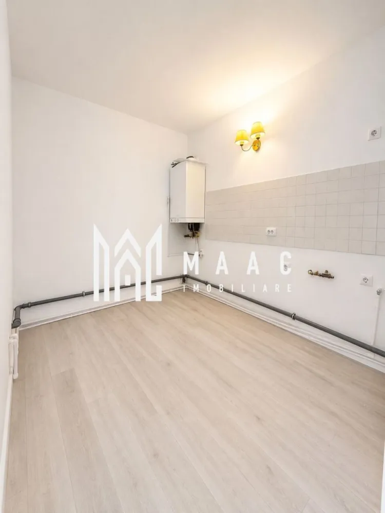 Spatiu comercial/ birouri | Etaj 1 | 80MP | Sub Arini - MAAC Imobiliare propune spre inchiriere un spatiu pretabil pentru activitati comerciale sau de birou, amplasat in zona parcului Sub Arini.

Spatiul este situat la etajul 1 al unei case individuale cu regim de inaltime P+E+M si este configurat astfel: 3 camere, bucatarie, baie cu geam, hol, acces in balcon.

Incalzirea se face cu centrala proprie si calorifere. 

Spatiul beneficiaza de instalatie de aer conditionat. 

Orientare SUD-ESTICA.

Amplasamentul cladirii este avantajos, la 1 minut de mers pe jos de parcul Sub Arini.

Se percepe o chirie in avans si garantie. Disponibilitate imediata. Destinatie comerciala.

Pentru mai multe detalii, specificati ID: CP3093987