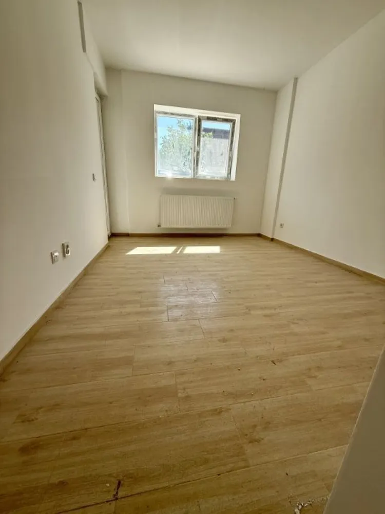 Garsoniera cartier Militari Residence - mutare imediata!! - TVA INCLUS !! Vă prezentăm o garsonieră deosebită, situată în cartierul Militari Residence, într-un bloc modern cu regim de înălțime P+3, poziționat strategic pentru a vă oferi confort și accesibilitate. Detalii proprietate: - Tip: Garsonieră - Etaj: Demisol înalt - Finalizata - mutare imediata !! - Locație: Militari Residence Avantaje: - Bloc nou, construit cu materiale de calitate, garantând un standard ridicat de confort. - Poziție excelentă, în imediata apropiere a mijloacelor de transport în comun, pentru o deplasare facilă către orice zonă a orașului. - Acces rapid la instituții educaționale (școli publice), centre comerciale, supermarketuri și mall-uri. - Zonă liniștită, ideală pentru locuit sau investiție. Acum este momentul să achiziționați locuința visurilor dumneavoastră! Contactați-ne pentru mai multe detalii și programarea unei vizionări. }}