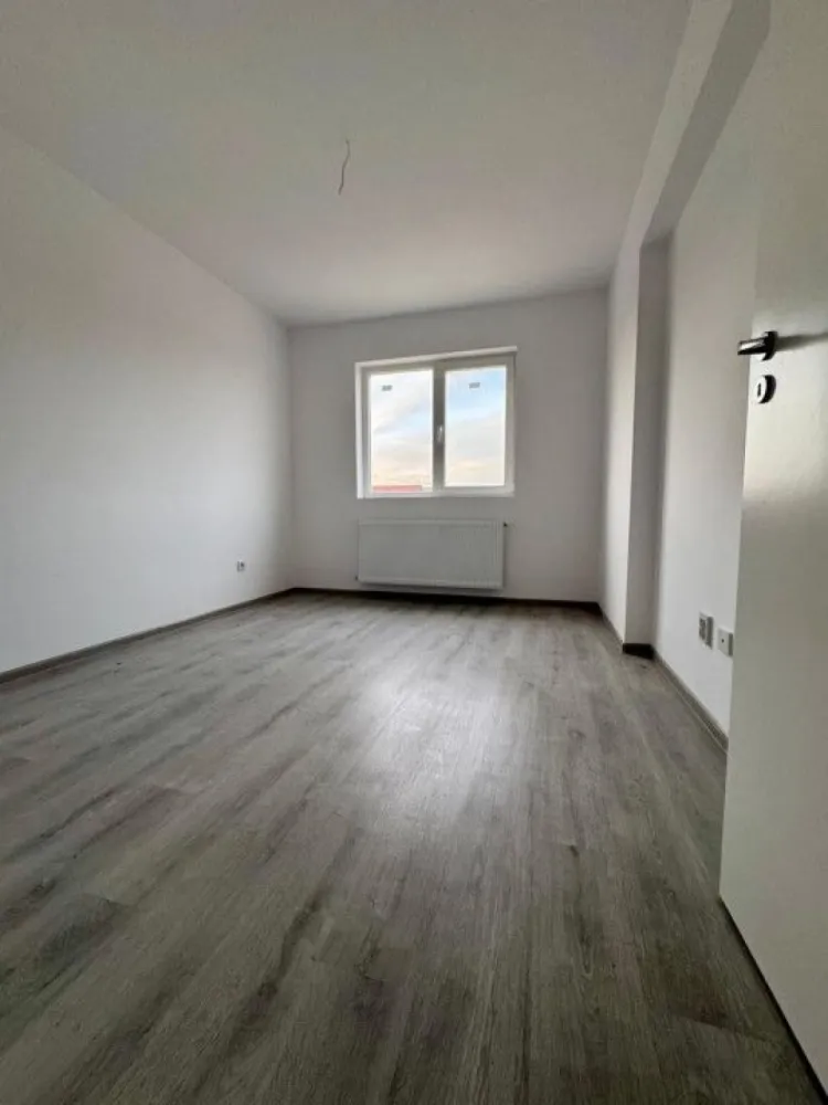 Ap. doua camere zona Militari Residence mutare imediata - TVA INCLUS !! Bine ati venit intr-o oaza de confort și rafinament în inima cartierului Militari Residence! Aceasta proprietate îți oferă o oportunitate unică de a locui într-un spațiu elegant, perfect adaptat pentru nevoile tale. Detalii Cheie: Locație Ideală: Situat în cartierul Militari Residence, acest apartament oferă acces facil la toate facilitățile urbane, incluzând magazine, restaurante, parcuri și centre de învățământ. Design Modern: Cu finisaje de înaltă calitate, acest apartament emană eleganță și confort. Spațiile luminoase și bine iluminate se îmbină perfect pentru a crea un ambient primitor și relaxant. 2 Camere Spațioase: Cu două camere generoase, acest apartament este potrivit pentru cupluri sau familii mici în căutarea unei locuințe confortabile și practică. Balcon Privat: Beneficiază de un balcon privat, unde poți savura o cafea în timp ce te bucuri de aerul proaspăt și de priveliștea încântătoare a cartierului. Facilități Suplimentare: Parcare Asigurată: poti beneficia contra-cost de loc de parcare privat, oferindu-ți comoditate și siguranță pentru mașină. Securitate 24/7: Militari Residence este un cartier sigur, astfel încât să te poți bucura de liniște și pace în fiecare zi. Acces Rapid la Transport Public: Cu acces ușor la mijloacele de transport în comun, te vei bucura de conexiuni rapide către orice destinație din București. Nu rata ocazia de a locui într-un apartament ce oferă combinația perfectă între confort, stil și funcționalitate. Contactează-ne astăzi pentru a programa o vizionare și a începe o nouă etapă a vieții tale într-o locuință de vis! }}