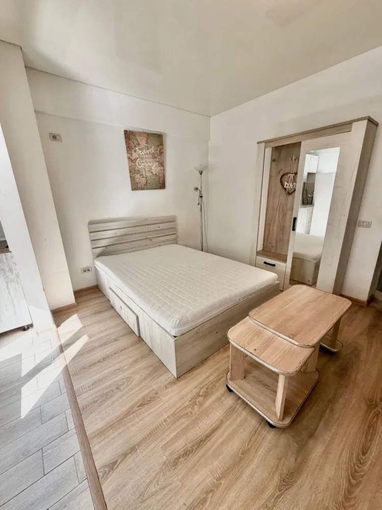 Garsoniera mobilată cartier Militari Residence - mutare imediata!! - **COMISION 0%**

Vă propunem spre vânzare o garsonieră modernă, complet mobilată și utilată, situată în cartierul Militari Residence, în cadrul complexului Pollux Residence – o alegere ideală atât pentru locuit, cât și pentru investiție.

Locuința este amplasată la etajul 1 din 8, într-un imobil construit recent, și beneficiază de o compartimentare eficientă, oferind un spațiu confortabil și bine organizat. Garsoniera se vinde exact ca în fotografii, fiind dotată cu mobilier modern și electrocasnice funcționale, gata pentru mutare imediată, fără investiții suplimentare.

Interiorul este luminos, cu finisaje de calitate, iar zona de locuit este optimizată pentru a oferi atât confort, cât și funcționalitate. Bucătăria este complet echipată, iar baia este amenajată modern.

Complexul Pollux Residence este bine poziționat, cu acces facil către mijloace de transport, centre comerciale, supermarketuri, restaurante și alte puncte de interes din zonă.

Disponibilă imediat – mutare rapidă, fără bătăi de cap.

Pentru mai multe detalii sau programarea unei vizionări, nu ezitați să ne contactați.
