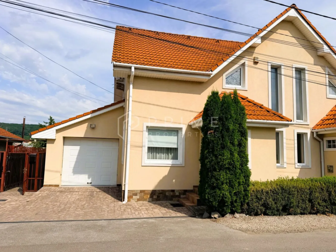 Duplex modern | Complet Mobilat și Utilat I Curte amenajată I Unirii - Cauți o locuință gata de locuit, care îmbină durabilitatea unei construcții solide cu confortul modern? 

Vă propunem spre vânzare un duplex impecabil, care se vinde complet mobilat și utilat, cu grădină amenajată și bine întreținută, cu pomi fructiferi, fiind pregătit să devină noul tău acasă fără nicio investiție suplimentară.

Detalii tehnice și compartimentare:
Suprafață 100 mp utili, compartimentați inteligent.
Anexe: Garaj privat 20 mp și o terasă generoasă 21 mp, ideală pentru relaxare, anexă depozitare în spatele curții.
Teren 450 mp, curte privată, amenajată pentru a te bucura de timpul liber.
Construcție solidă, fundație din beton, pereți din cărămidă și izolație cu vată minerală inclusiv pod izolat, asigurând eficiență termică tot anul.
Anul costrucției: 2006.

Compartimentare:
Parter: Living spațios, bucătărie, baie de serviciu și debara.
Etaj: 2 dormitoare primitoare, dressing și baie principală.

Dotări și Facilități Premium:
Gata de mutat: Se predă complet mobilată și utilată, oferind un confort imediat.
Sistem Smart pentru Grădină: Sistem de irigație automatizat și robot de tuns iarba, grădina ta se întreține singură.
Utilități și Confort: Centrală proprie pe gaz, geamuri termopan și fântână cu hidrofor pentru gestionarea eficientă a apei.

Promisiunea Prime Properties: La Prime Properties, fiecare tranzacție este susținută de expertiză și strategie. Nu vindem doar case, ci oferim siguranță și soluții adaptate stilului tău de viață. Dacă această proprietate este punctul tău de interes, suntem aici să te ghidăm în fiecare pas.

📞 Pentru informații suplimentare sau pentru a programa o vizionare, contactează-ne la numărul: 0755 534 291.