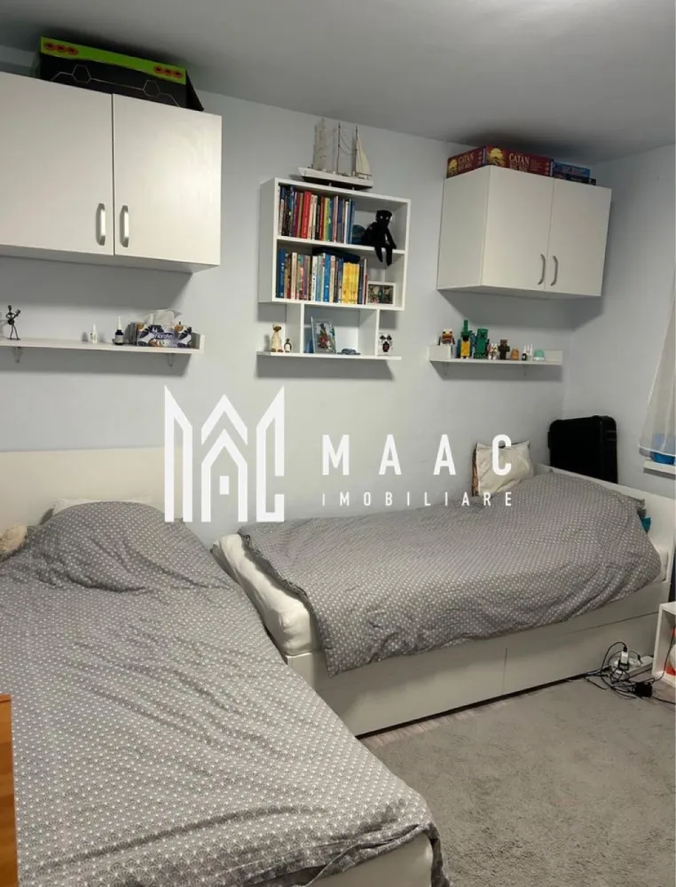 Apartament 2 Camere I Decomandat I Etaj 1 I Strand - Se oferă spre vânzare un apartament cu 2 camere, decomandat, situat în cartierul Ștrand, la etajul 1 din 4, într-o zonă foarte bine cotată și apreciată pentru accesul facil la toate facilitățile urbane. Compartimentare: 2 camere Hol Baie Balcon Pivniță Detalii tehnice: Suprafață utilă: 54,32 mp Etaj: 1 / 4 Apartament decomandat Bloc bine întreținut Avantaje zonă: Școală, grădiniță, creșă și dispensar la 2–3 minute de mers pe jos Magazine, farmacie și stație de autobuz în fața blocului Zonă liniștită, ideală pentru familie Acces rapid către punctele de interes ale orașului Apartamentul este potrivit atât pentru locuință proprie, cât și pentru investiție, datorită poziționării excelente. Pentru informati si vizionari: ID: CP2902056 }}