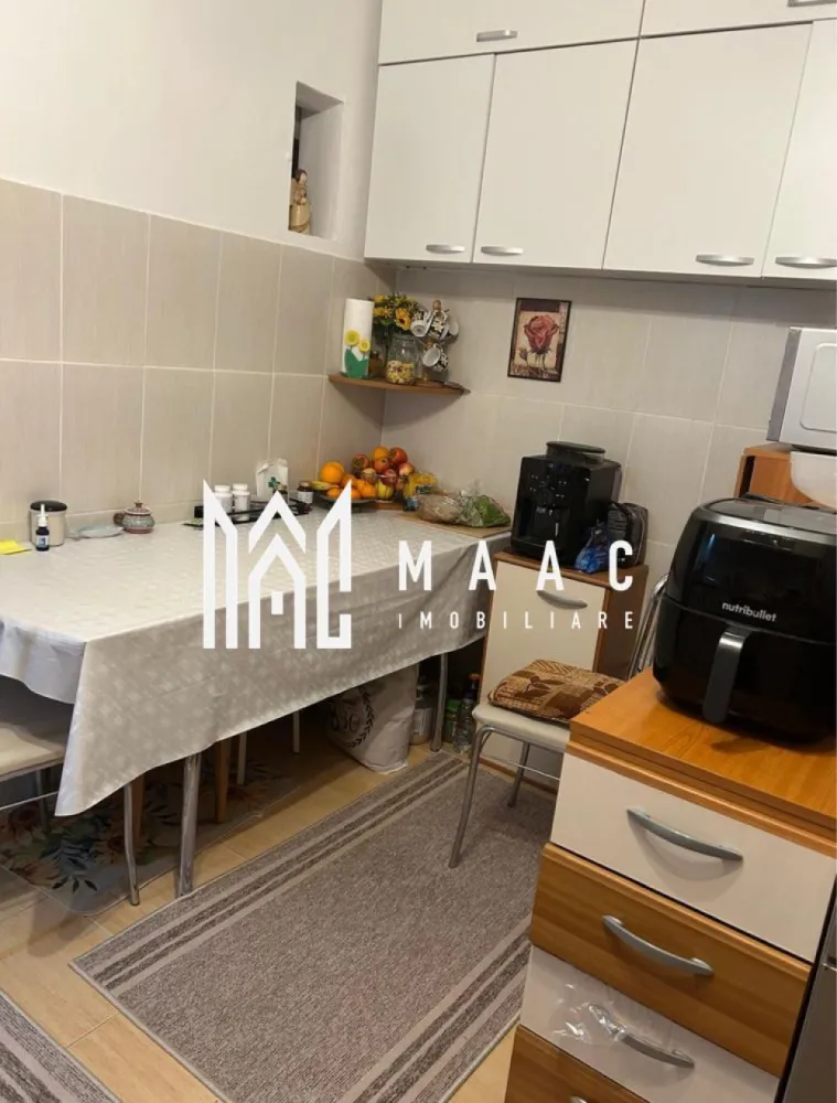 Apartament 2 Camere I Decomandat I Etaj 1 I Strand - Se oferă spre vânzare un apartament cu 2 camere, decomandat, situat în cartierul Ștrand, la etajul 1 din 4, într-o zonă foarte bine cotată și apreciată pentru accesul facil la toate facilitățile urbane. Compartimentare: 2 camere Hol Baie Balcon Pivniță Detalii tehnice: Suprafață utilă: 54,32 mp Etaj: 1 / 4 Apartament decomandat Bloc bine întreținut Avantaje zonă: Școală, grădiniță, creșă și dispensar la 2–3 minute de mers pe jos Magazine, farmacie și stație de autobuz în fața blocului Zonă liniștită, ideală pentru familie Acces rapid către punctele de interes ale orașului Apartamentul este potrivit atât pentru locuință proprie, cât și pentru investiție, datorită poziționării excelente. Pentru informati si vizionari: ID: CP2902056 }}