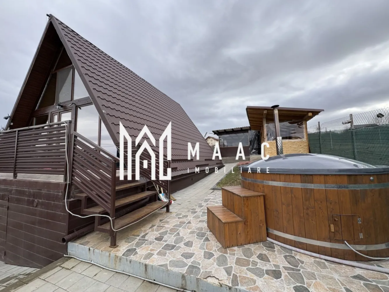 Casa de vacanta I 4 camere I Daia I Teren 580 mp i - MAAC imobiliare va propune spre vanzare o casa de vacanta situata in zona Daia Noua la doar 9km de Sibiu Casa stil A frame e compusa la parter din Living cu bucătărie ,dormitor ,baie cu geam La etaj,2 Dormitoare În curtea de 500 mp avem un ciubăr ,filigorie,loc de grătar,parcare pentru 4,5 mașini Căsuța are ca și dotări pompa de căldură ,curent trifazic ,fântână proprie ,fosă septică Se vinde mobilată și urilata Pentru mai multe detalii precizați ca ați văzut anunțul cu ID CP2903137 }}