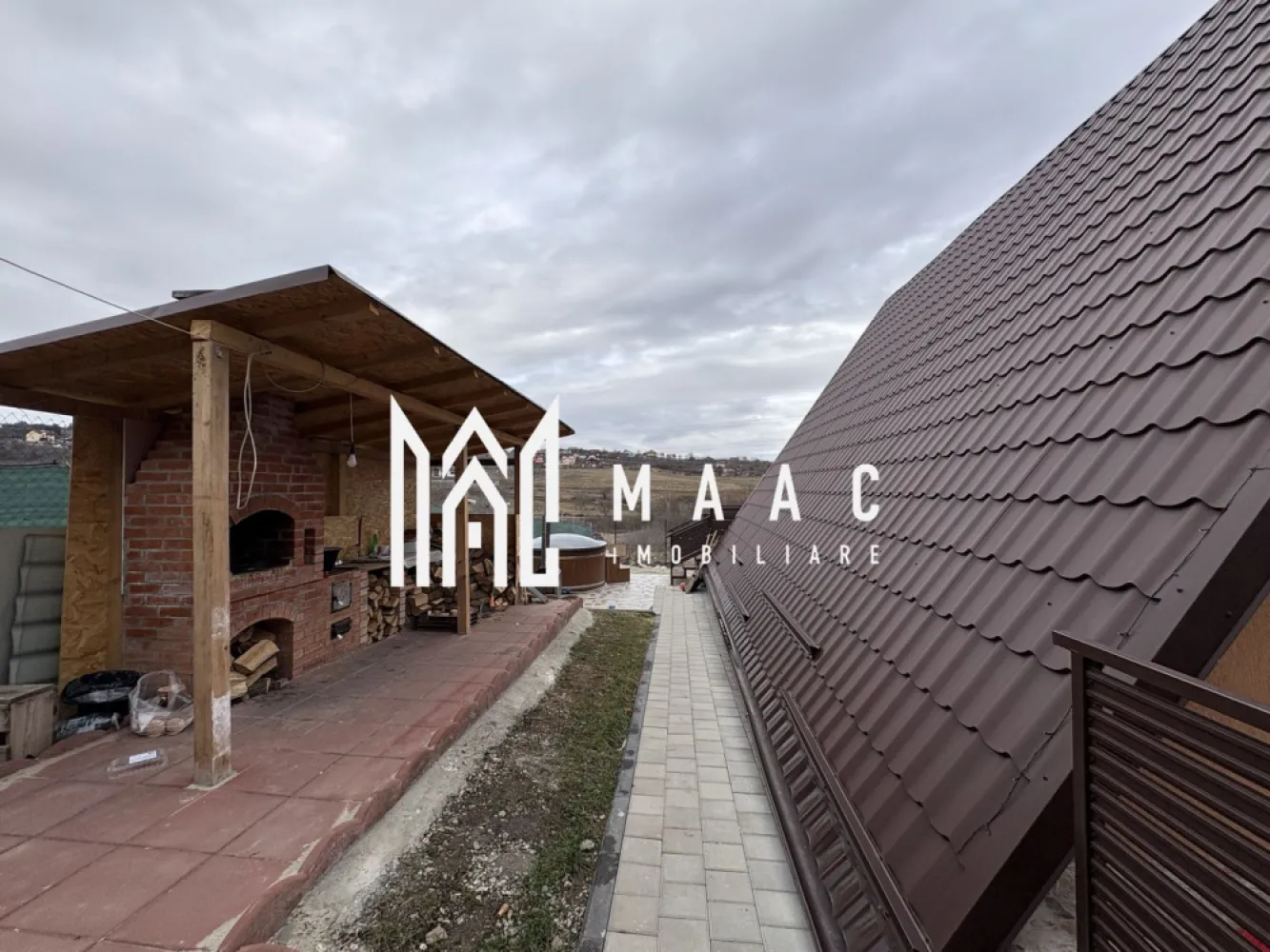 Casa de vacanta I 4 camere I Daia I Teren 580 mp i - MAAC imobiliare va propune spre vanzare o casa de vacanta situata in zona Daia Noua la doar 9km de Sibiu Casa stil A frame e compusa la parter din Living cu bucătărie ,dormitor ,baie cu geam La etaj,2 Dormitoare În curtea de 500 mp avem un ciubăr ,filigorie,loc de grătar,parcare pentru 4,5 mașini Căsuța are ca și dotări pompa de căldură ,curent trifazic ,fântână proprie ,fosă septică Se vinde mobilată și urilata Pentru mai multe detalii precizați ca ați văzut anunțul cu ID CP2903137 }}