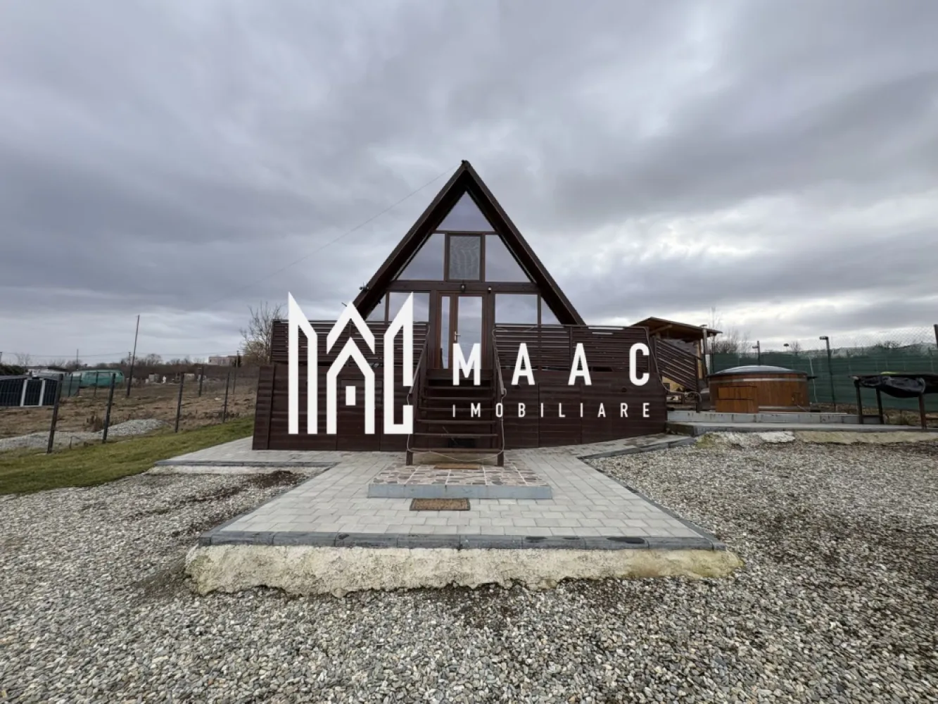 Casa de vacanta I 4 camere I Daia I Teren 580 mp i - MAAC imobiliare va propune spre vanzare o casa de vacanta situata in zona Daia Noua la doar 9km de Sibiu Casa stil A frame e compusa la parter din Living cu bucătărie ,dormitor ,baie cu geam La etaj,2 Dormitoare În curtea de 500 mp avem un ciubăr ,filigorie,loc de grătar,parcare pentru 4,5 mașini Căsuța are ca și dotări pompa de căldură ,curent trifazic ,fântână proprie ,fosă septică Se vinde mobilată și urilata Pentru mai multe detalii precizați ca ați văzut anunțul cu ID CP2903137 }}