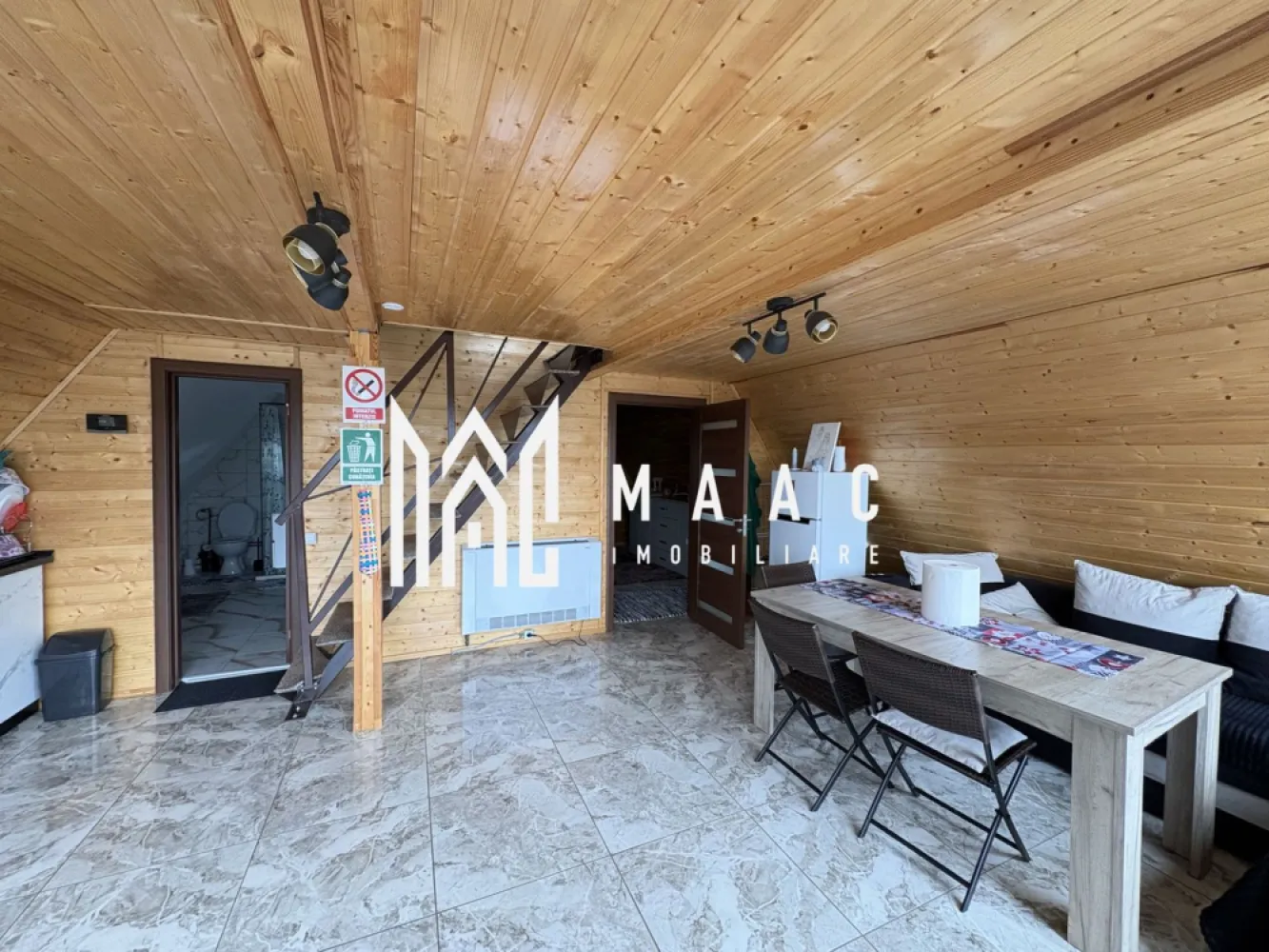 Casa de vacanta I 4 camere I Daia I Teren 580 mp i - MAAC imobiliare va propune spre vanzare o casa de vacanta situata in zona Daia Noua la doar 9km de Sibiu Casa stil A frame e compusa la parter din Living cu bucătărie ,dormitor ,baie cu geam La etaj,2 Dormitoare În curtea de 500 mp avem un ciubăr ,filigorie,loc de grătar,parcare pentru 4,5 mașini Căsuța are ca și dotări pompa de căldură ,curent trifazic ,fântână proprie ,fosă septică Se vinde mobilată și urilata Pentru mai multe detalii precizați ca ați văzut anunțul cu ID CP2903137 }}