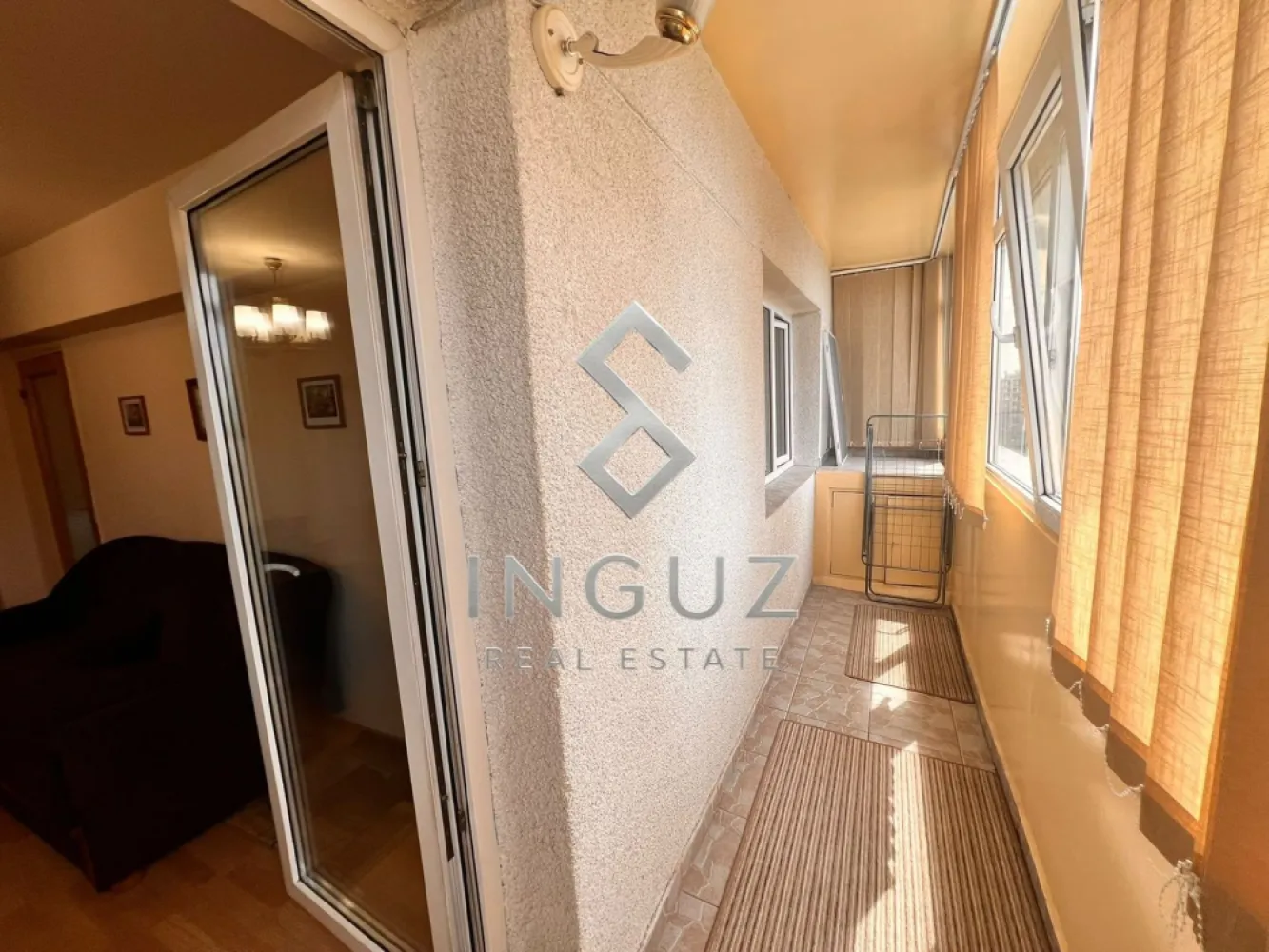 DE ÎNCHIRIAT | APARTAMENT 3 CAMERE | CALEA MOȘILOR – EMINESCU - DE ÎNCHIRIAT | APARTAMENT 3 CAMERE | CALEA MOȘILOR – EMINESCU

Apartament cu 3 camere situat într-una dintre cele mai centrale și bine conectate zone ale Bucureștiului – Calea Moșilor, zona Eminescu.

Proprietate amplasată într-un imobil construit în 1982, bine întreținut, liniștit, izolat termic și recent renovat.

CARACTERISTICI PRINCIPALE
3 camere, compartimentare semidecomandată
Suprafață utilă: 70 mp
Etaj 8/8 (ultimul etaj – fără vecini deasupra)
2 băi
Balcon generos, cu spațiu suplimentar tip nișă
Spații de depozitare: cămară + dressing

DOTĂRI ȘI ECHIPARE
Complet mobilat, gata de locuire imediată
Bucătărie complet utilată
Electrocasnice: frigider, aragaz, hotă, cuptor cu microunde
Mașină de spălat rufe
2 aparate de aer condiționat
TV LCD
Internet și televiziune prin cablu
Videointerfon
Repartitoare de căldură
Ușă metalică de siguranță
Ferestre termopan
Balcon închis

AVANTAJE ȘI LOCALIZARE
Imobil liniștit și bine administrat
Bloc izolat termic
Acces rapid la metrou (aprox. 5 minute)
În proximitatea Pieței Obor
Aproape de Veranda Mall, parcuri și supermarketuri
Infrastructură completă: școli, grădinițe, restaurante, bănci
Conectivitate excelentă la transportul public

PUNCTE DE ATRACȚIE
Locație centrală premium
Etaj superior – liniște și intimitate
Compartimentare eficientă și spațioasă
Apartament complet echipat – disponibil imediat
Ideal pentru rezidență pe termen lung
Se acceptă exclusiv chiriași serioși