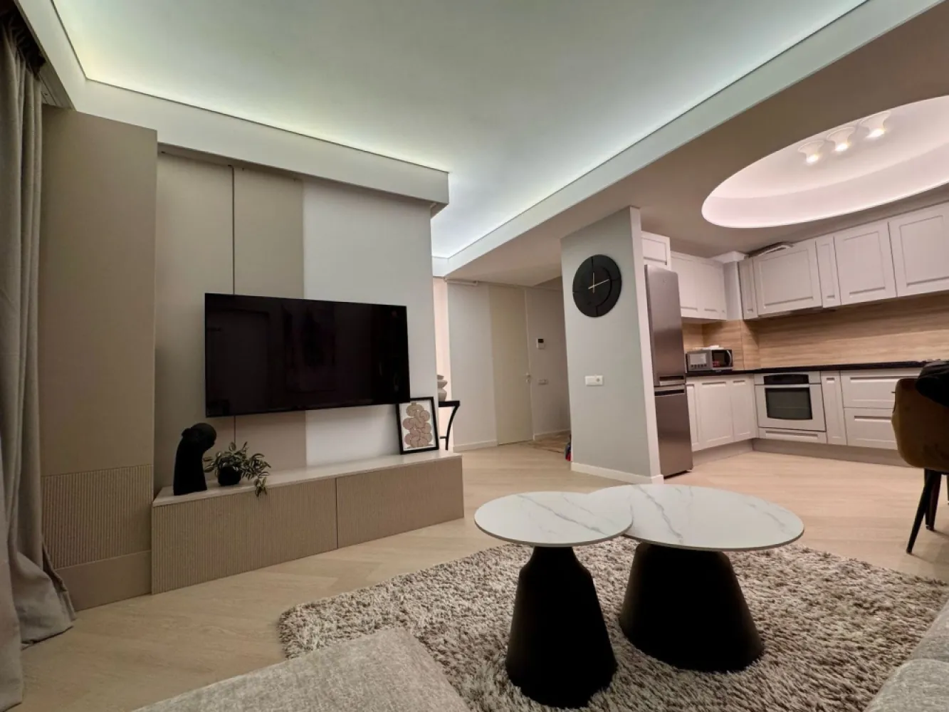 Apartament 3 camere de lux de închiriat mobilat si utilat – Pipera - Arbore Real Estate vă propune spre închiriere un apartament nou, cu 3 camere, situat la etajul 7 din 9, într-un complex rezidențial exclusivist din Pipera, cu loc de parcare inclus.

📐 Compartimentare: decomandat
📍 Locație: Pipera – complex premium
🛋️ Mobilat & utilat complet, gata de mutat
🚗 Loc de parcare inclus

Dotări și finisaje de top:
2 grupuri sanitare
Aer condiționat multisplit în toate camerele (LG)
Uși interioare tip Filomuro
Iluminat LED și tavane extensibile Barissol
Balcon-terasă spațios, cu mobilă de exterior (fotolii și canapea)
Mobilier de lux și finisaje premium
Centrala termică individuală Ariston
Bucătărie complet echipată:
Plită cu inducție & cuptor Electrolux
Mașină de spălat rufe cu uscător
Mașină de spălat vase
Cuptor cu microunde
Veselă, tacâmuri, pahare, oale pentru inducție, aspirator, uscător de rufe, lenjerie, etc.
Dormitoare:
Dormitor matrimonial cu pat și saltea latex (40 cm), pilotă, perne de calitate superioară
Dormitor secundar cu dressing generos – poate fi amenajat ca birou sau cameră copil, în funcție de nevoi
Complexul oferă un stil de viață premium:
🏊‍♂️ Bazin semiolimpic de înot
🏃‍♂️ Pistă de alergare de peste 1,5 km
🧘‍♀️ Centru fitness & wellness
🛍️ Zonă comercială proprie
🚗 Parcare subterană și supraterană
🌳 Peste 10.000 mp de spații verzi amenajate
Finisaje premium ale complexului:
Fațadă ventilată SwissPearl
Balcoane cu pardoseală flotantă
Tâmplărie din aluminiu Schuco
Ascensoare Otis
Ușă metalică securizată Pinum/Piacentini
Obiecte sanitare Daniel Rubinetterie
Parchet Balterio
Plăci ceramice Keratile

💼 Disponibil din 20.05.2026
Comision agentie 50% 
💬 Pentru mai multe detalii sau programarea unei vizionări, nu ezitați să ne contactați!

Cu deosebită considerație,
Arbore Real Estate
📞 Robert Gurban – Broker Imobiliar
📧 robert@arbore.ro
🌐 www.arbore.ro
📱 +40 757 741 768