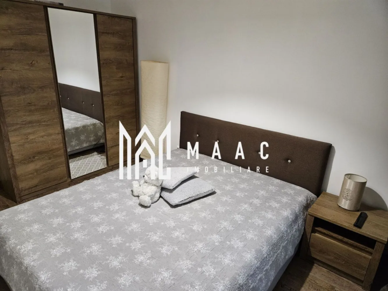 Apartament 2 camere | 40 MPU | Parcare | City Residence - MAAC Imobiliare vă propune spre închiriere un apartament de 2 camere în City Residence. Apartamentul dispune de o compartimentare decomandată și este compus din bucătărie open-space cu living-ul, dormitor, baie și balcon deschis. Localizarea imobilului oferă acces rapid către diferite stații pentru transportul în comun și Promenada Mall. Aferent - parcare Se percepe o garanție in cuantumul unei chirii lunare. Perioada minima: 12 luni. Se acceptă animale de companie de talie mică, dar se rediscută cuantumul chiriei lunare. Pentru mai multe detalii, menționați telefonic că ați văzut anunțul cu ID: CP2902708. }}
