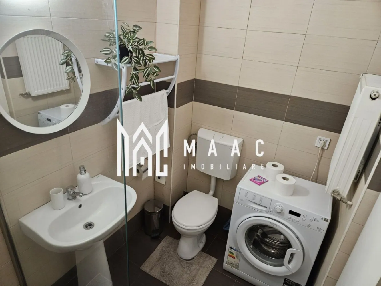 Apartament 2 camere | 40 MPU | Parcare | City Residence - MAAC Imobiliare vă propune spre închiriere un apartament de 2 camere în City Residence. Apartamentul dispune de o compartimentare decomandată și este compus din bucătărie open-space cu living-ul, dormitor, baie și balcon deschis. Localizarea imobilului oferă acces rapid către diferite stații pentru transportul în comun și Promenada Mall. Aferent - parcare Se percepe o garanție in cuantumul unei chirii lunare. Perioada minima: 12 luni. Se acceptă animale de companie de talie mică, dar se rediscută cuantumul chiriei lunare. Pentru mai multe detalii, menționați telefonic că ați văzut anunțul cu ID: CP2902708. }}