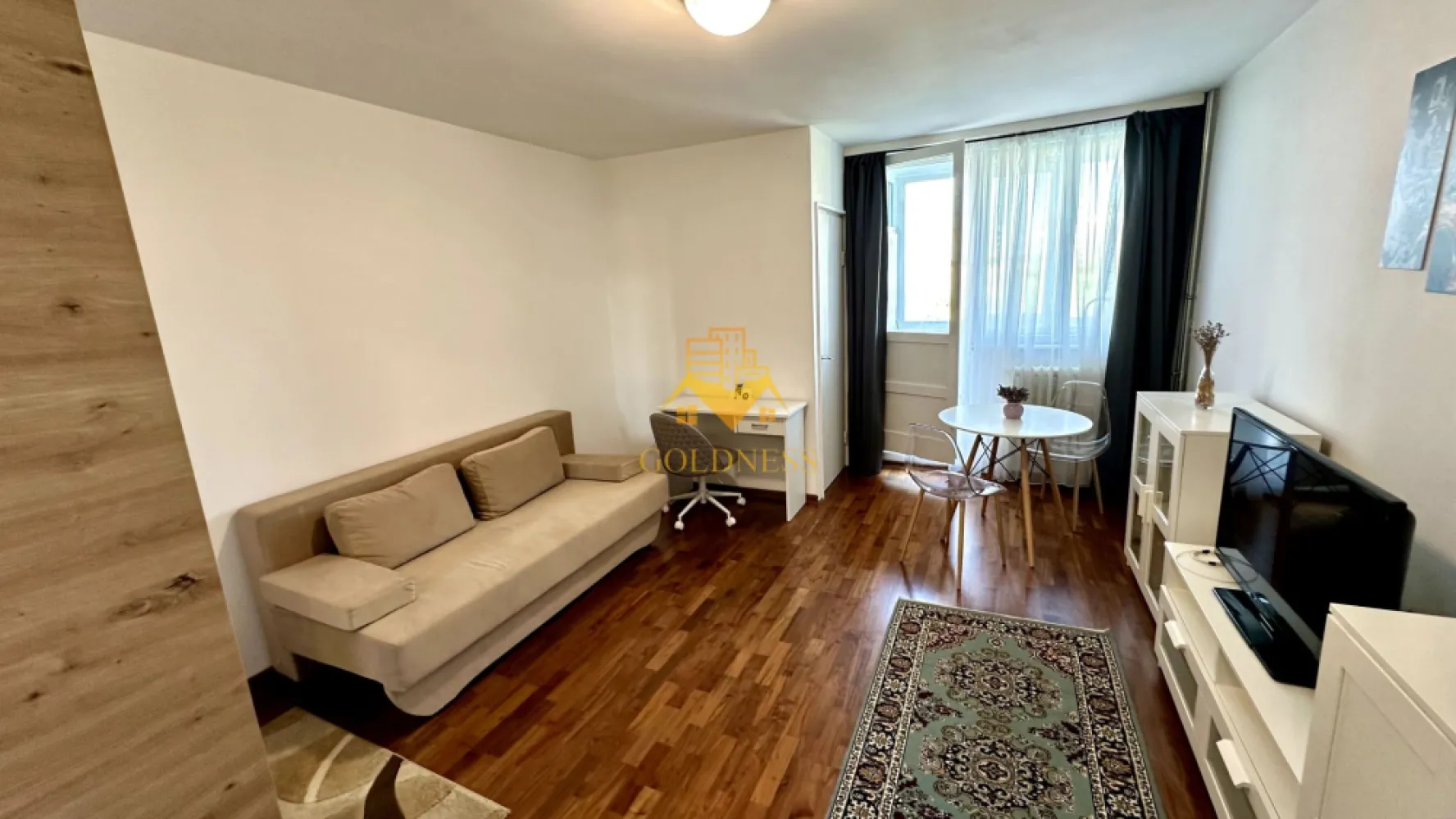 1 camera, Gheorgheni, Detunata, Iulius Mall, FSEGA, Profi, Unirii - GOLDNESS Imobiliare vă propune spre închiriere un apartament cu 1 camere complet mobilat și utilat, la etajul 6 într-un imobil de 10 etaje, în Cartierul Gheorgheni.
Se află în apropierea stațiilor de transport în comun, magazine, restaurante, spații verzi, farmacii, etc. 

Apartamentul este compartimentat astfel:
 - dormitor cu canapea extensibilă , dressing, noptiere
 - bucătărie complet utilată și mobilată, loc de servit masa 
 - baie cu cabina de dus, calorifer port prosop și dulap pentru depozitare.
 - balcon 3mp.

Imobilul este dotat cu toate cele necesare- termoficare, frigider, aragaz, hotă, mașină de spălat haine, etc. 

Dacă sunteți interesați de acest apartament și doriți să îl vizionați, dar și pentru alte oferte nu ezitați să ne contactați telefonic sau prin e-mail. Vă stăm la dispoziție!
Pentru intermediere se percepe un comision de 50% din prețul chiriei!