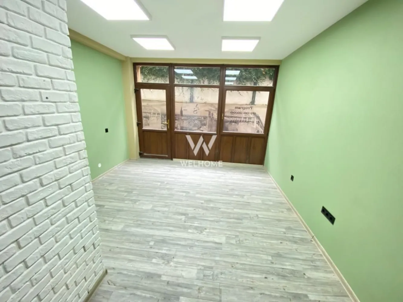 Spatiu comercial/birou, str.Scoala De Inot, Sibiu - Spre inchiriere spatiu comercial/birou cu acces securizat si locuri de parcare gratuite, zona centrala mai exact strada Scoala de Inot.

Detalii:
- Suprafata utila 22mp
- Acces prin bariera
- Receptie
- Locuri de parcare
- Servicii de igienizare si intretinere spatiu

Avantaje:
- Transport public in zona
- Cafenele
- Parcul Sub Arini

Se ofera spre chirie pe termen lung de minim 12 luni cu posibilitate de prelungire.