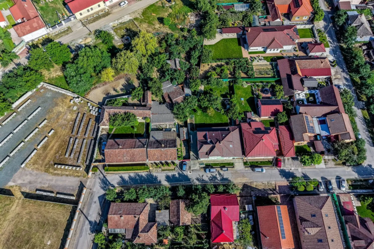 Casa 3 camere, bucatarie si baie, in zona centrala din Chisineu-Cris - 🏡 Casă cu 3 camere lângă Piața Centrală din Chișineu-Criș
📍 Situată într-o zonă centrală și foarte căutată, la doar câțiva pași de Piața Centrală a orașului, această proprietate oferă acces rapid la magazine, instituții, școli și toate facilitățile necesare vieții de zi cu zi.

💰 Preț: 61.700 €
🆔 ID Proprietate: CP3166068

Vă prezentăm o casă individuală, ideală pentru locuit permanent sau investiție, amplasată pe un teren de 330 mp.
📐 Detalii proprietate:
✅ Suprafață utilă: 100 mp
✅ Suprafață construită: 187 mp
✅ Teren: 330 mp
✅ 3 camere
✅ 2 dormitoare
✅ Bucătărie
✅ Baie cu geam pentru aerisire naturală
✅ Terasă
✅ Garaj
✅ Loc de parcare în curte
✅ Pod pentru depozitare

🏠 Locuința este disponibilă imediat și se află într-o stare bună de întreținere, beneficiind de:

✔ Ferestre PVC
✔ Uși PVC
✔ Rulouri exterioare PVC
✔ Mobilier parțial
✔ Bucătărie parțial mobilată
✔ Debara și magazie
✔ Curte și grădină proprie

🔥 Încălzirea este realizată prin sobe de teracotă.
🔌 Proprietatea dispune de toate utilitățile:
✔ Apă
✔ Canalizare
✔ Gaz
✔ Curent electric
✔ Internet
✔ Telefon

📞 Pentru detalii și programarea unei vizionări:
Mihai Bica – Consultant Imobiliar
📱 0742 543 526

🔑 Dacă îți dorești o casă bine poziționată, aproape de centrul orașului și de toate punctele de interes, această proprietate merită văzută!