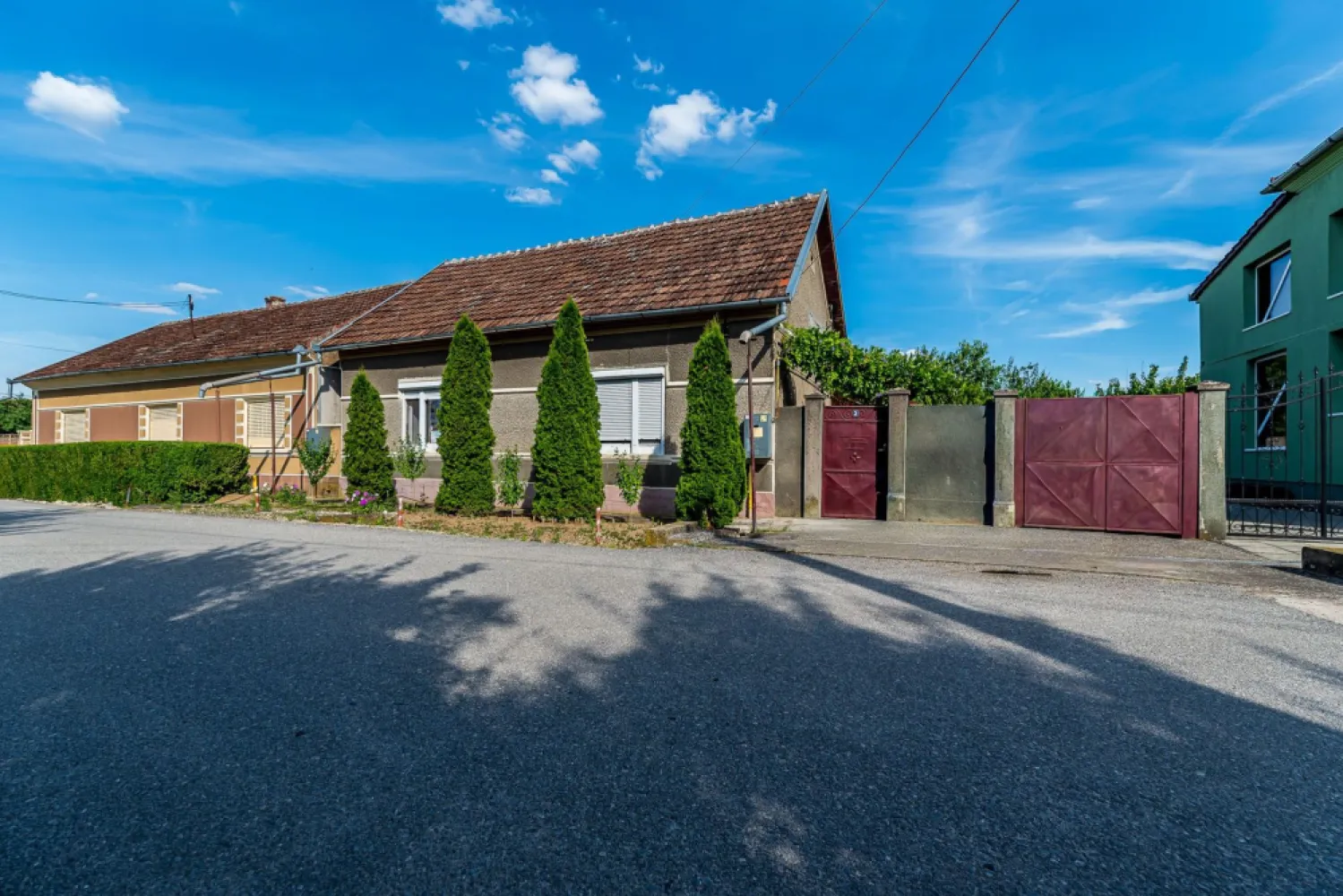Casa 3 camere, bucatarie si baie, in zona centrala din Chisineu-Cris - 🏡 Casă cu 3 camere lângă Piața Centrală din Chișineu-Criș
📍 Situată într-o zonă centrală și foarte căutată, la doar câțiva pași de Piața Centrală a orașului, această proprietate oferă acces rapid la magazine, instituții, școli și toate facilitățile necesare vieții de zi cu zi.

💰 Preț: 61.700 €
🆔 ID Proprietate: CP3166068

Vă prezentăm o casă individuală, ideală pentru locuit permanent sau investiție, amplasată pe un teren de 330 mp.
📐 Detalii proprietate:
✅ Suprafață utilă: 100 mp
✅ Suprafață construită: 187 mp
✅ Teren: 330 mp
✅ 3 camere
✅ 2 dormitoare
✅ Bucătărie
✅ Baie cu geam pentru aerisire naturală
✅ Terasă
✅ Garaj
✅ Loc de parcare în curte
✅ Pod pentru depozitare

🏠 Locuința este disponibilă imediat și se află într-o stare bună de întreținere, beneficiind de:

✔ Ferestre PVC
✔ Uși PVC
✔ Rulouri exterioare PVC
✔ Mobilier parțial
✔ Bucătărie parțial mobilată
✔ Debara și magazie
✔ Curte și grădină proprie

🔥 Încălzirea este realizată prin sobe de teracotă.
🔌 Proprietatea dispune de toate utilitățile:
✔ Apă
✔ Canalizare
✔ Gaz
✔ Curent electric
✔ Internet
✔ Telefon

📞 Pentru detalii și programarea unei vizionări:
Mihai Bica – Consultant Imobiliar
📱 0742 543 526

🔑 Dacă îți dorești o casă bine poziționată, aproape de centrul orașului și de toate punctele de interes, această proprietate merită văzută!