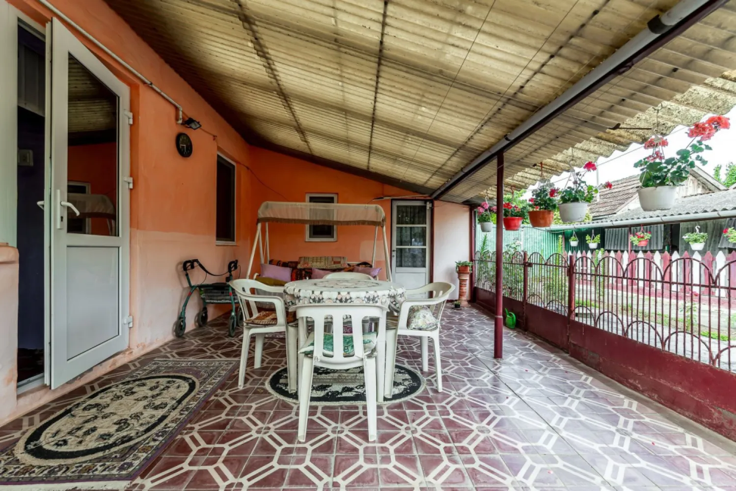 Casa 3 camere, bucatarie si baie, in zona centrala din Chisineu-Cris - 🏡 Casă cu 3 camere lângă Piața Centrală din Chișineu-Criș
📍 Situată într-o zonă centrală și foarte căutată, la doar câțiva pași de Piața Centrală a orașului, această proprietate oferă acces rapid la magazine, instituții, școli și toate facilitățile necesare vieții de zi cu zi.

💰 Preț: 61.700 €
🆔 ID Proprietate: CP3166068

Vă prezentăm o casă individuală, ideală pentru locuit permanent sau investiție, amplasată pe un teren de 330 mp.
📐 Detalii proprietate:
✅ Suprafață utilă: 100 mp
✅ Suprafață construită: 187 mp
✅ Teren: 330 mp
✅ 3 camere
✅ 2 dormitoare
✅ Bucătărie
✅ Baie cu geam pentru aerisire naturală
✅ Terasă
✅ Garaj
✅ Loc de parcare în curte
✅ Pod pentru depozitare

🏠 Locuința este disponibilă imediat și se află într-o stare bună de întreținere, beneficiind de:

✔ Ferestre PVC
✔ Uși PVC
✔ Rulouri exterioare PVC
✔ Mobilier parțial
✔ Bucătărie parțial mobilată
✔ Debara și magazie
✔ Curte și grădină proprie

🔥 Încălzirea este realizată prin sobe de teracotă.
🔌 Proprietatea dispune de toate utilitățile:
✔ Apă
✔ Canalizare
✔ Gaz
✔ Curent electric
✔ Internet
✔ Telefon

📞 Pentru detalii și programarea unei vizionări:
Mihai Bica – Consultant Imobiliar
📱 0742 543 526

🔑 Dacă îți dorești o casă bine poziționată, aproape de centrul orașului și de toate punctele de interes, această proprietate merită văzută!