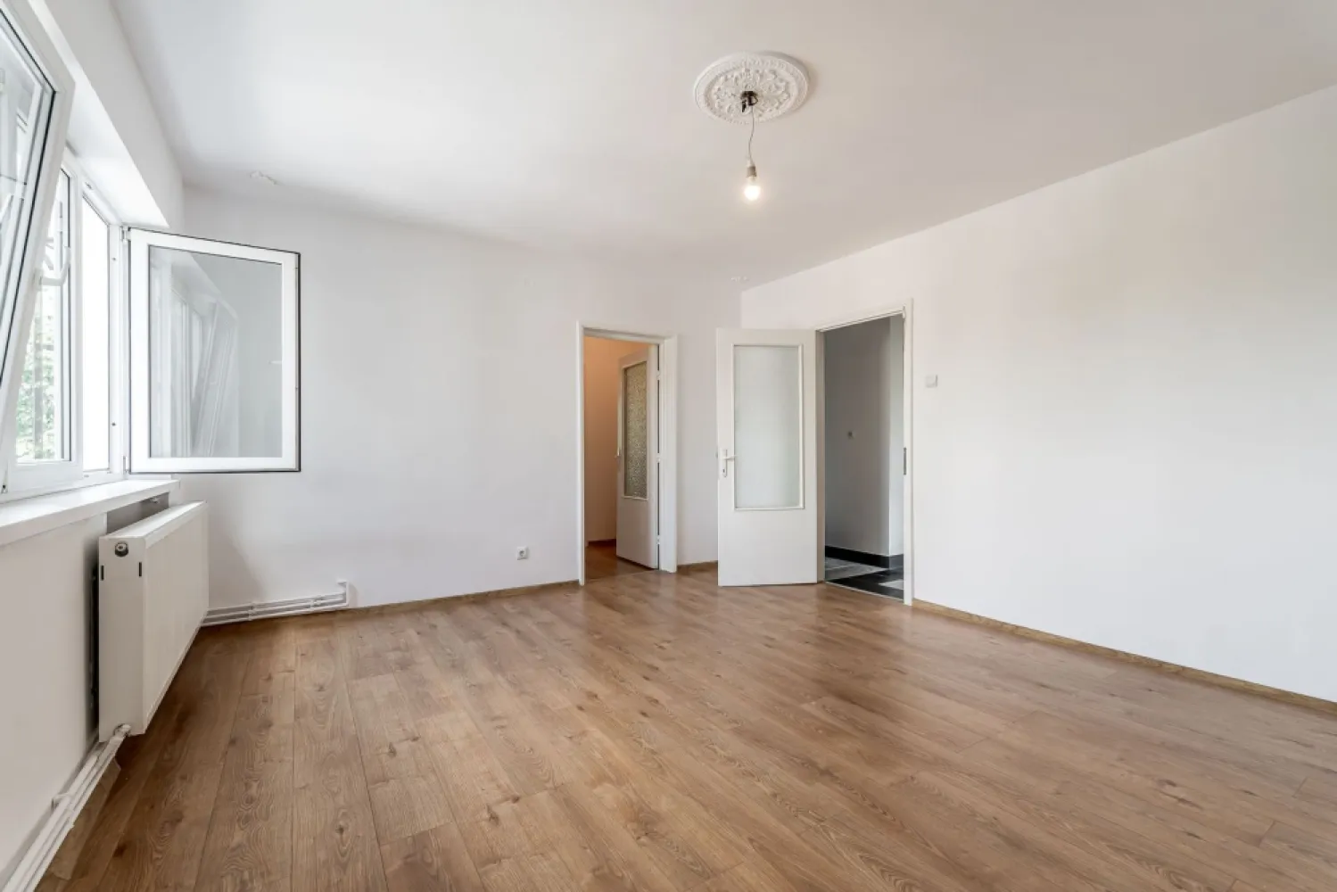Apartament 2 camere Ultracentral, bvd Revolutiei, Arad - COMISION 0 - 📍 Poziție excelentă cu vedere spre centrul orașului, la etajul 3 din 4 al unui imobil cu doar 8 apartamente.

✔️ 51 mp utili
✔️ Living, dormitor, bucătărie
✔️ Baie cu geam
✔️ Balcon închis, debara și 2 holuri
✔️ Centrală termică pe gaz
✔️ Geamuri termopan
✔️ Nemobilat

✨ Vedere atât spre Bulevardul Revoluției, cât și spre strada Crișan.
🚗 Beneficiază de curte interioară privată cu acces auto din strada Crișan – un avantaj rar întâlnit în zona centrală.
💡 O alegere excelentă pentru locuit sau investiție, datorită poziționării ultracentrale și etajului intermediar.

📞 Daniel Hord – Consultant Imobiliar.
☎️ 0755 274 519

Nu dispui de toată suma? Te ajutăm noi gratuit! Îți obținem oferte de la 16 bănci.
Ai o proprietate de vânzare în Arad și vrei să știi cât valorează cu adevărat?
Sună-mă pentru o evaluare gratuită, fără obligații!

Birou: ACASĂ | Agenție imobiliară Arad
Bulevardul Decebal 2, Arad 310133