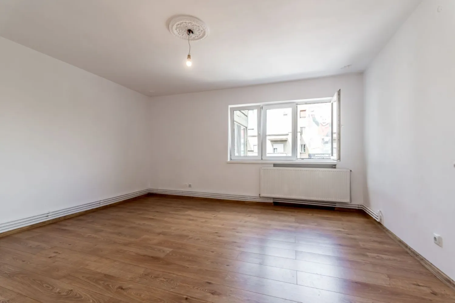 Apartament 2 camere Ultracentral, bvd Revolutiei, Arad - COMISION 0 - 📍 Poziție excelentă cu vedere spre centrul orașului, la etajul 3 din 4 al unui imobil cu doar 8 apartamente.

✔️ 51 mp utili
✔️ Living, dormitor, bucătărie
✔️ Baie cu geam
✔️ Balcon închis, debara și 2 holuri
✔️ Centrală termică pe gaz
✔️ Geamuri termopan
✔️ Nemobilat

✨ Vedere atât spre Bulevardul Revoluției, cât și spre strada Crișan.
🚗 Beneficiază de curte interioară privată cu acces auto din strada Crișan – un avantaj rar întâlnit în zona centrală.
💡 O alegere excelentă pentru locuit sau investiție, datorită poziționării ultracentrale și etajului intermediar.

📞 Daniel Hord – Consultant Imobiliar.
☎️ 0755 274 519

Nu dispui de toată suma? Te ajutăm noi gratuit! Îți obținem oferte de la 16 bănci.
Ai o proprietate de vânzare în Arad și vrei să știi cât valorează cu adevărat?
Sună-mă pentru o evaluare gratuită, fără obligații!

Birou: ACASĂ | Agenție imobiliară Arad
Bulevardul Decebal 2, Arad 310133