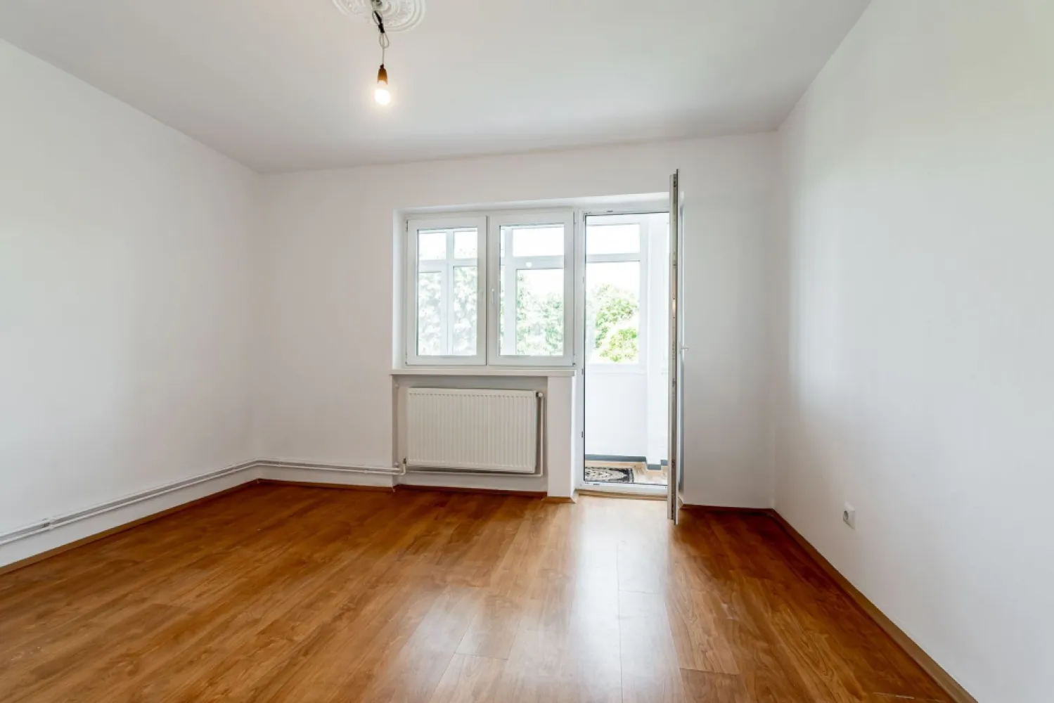 Apartament 2 camere Ultracentral, bvd Revolutiei, Arad - COMISION 0 - 📍 Poziție excelentă cu vedere spre centrul orașului, la etajul 3 din 4 al unui imobil cu doar 8 apartamente.

✔️ 51 mp utili
✔️ Living, dormitor, bucătărie
✔️ Baie cu geam
✔️ Balcon închis, debara și 2 holuri
✔️ Centrală termică pe gaz
✔️ Geamuri termopan
✔️ Nemobilat

✨ Vedere atât spre Bulevardul Revoluției, cât și spre strada Crișan.
🚗 Beneficiază de curte interioară privată cu acces auto din strada Crișan – un avantaj rar întâlnit în zona centrală.
💡 O alegere excelentă pentru locuit sau investiție, datorită poziționării ultracentrale și etajului intermediar.

📞 Daniel Hord – Consultant Imobiliar.
☎️ 0755 274 519

Nu dispui de toată suma? Te ajutăm noi gratuit! Îți obținem oferte de la 16 bănci.
Ai o proprietate de vânzare în Arad și vrei să știi cât valorează cu adevărat?
Sună-mă pentru o evaluare gratuită, fără obligații!

Birou: ACASĂ | Agenție imobiliară Arad
Bulevardul Decebal 2, Arad 310133