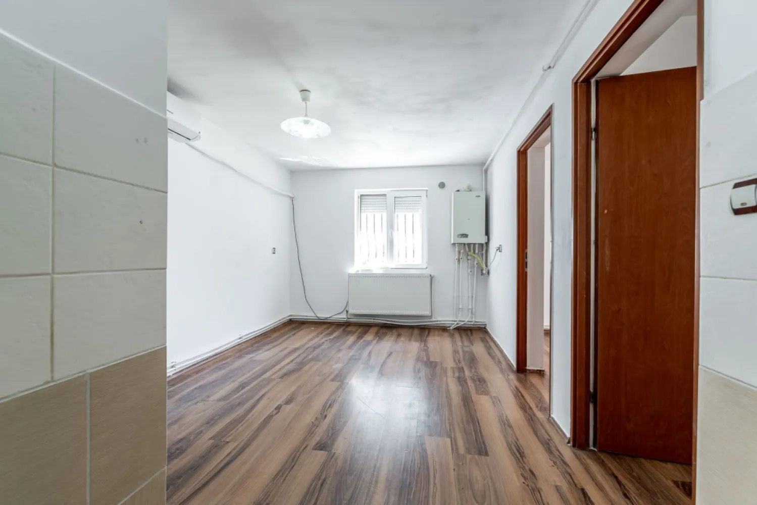 Un cămin practic pentru o familie la început de drum - Apartament accesibil, unde să te poți muta fără investiții importante de la început?

Îți propunem un apartament cu 2 dormitoare situat pe strada Hunedoarei, într-un ansamblu rezidențial construit între 2010 și 2015. Zona oferă acces rapid către magazine, transport public, școli și principalele puncte de interes ale orașului.

Compartimentare practică:
2 dormitoare
Living cu bucătărie open-space
Baie
Parter

Dotări:
Centrală termică proprie pe gaz
Aer condiționat
Ferestre PVC cu geam termopan
Apartament proaspăt zugrăvit
Instalații funcționale și locuință întreținută

Este o alegere potrivită pentru o familie tânără care dorește să renunțe la chirie sau pentru persoane care caută confortul unui apartament la parter, într-un bloc mai nou.

Preț: 55.000 €
Pentru informații suplimentare sau programarea unei vizionări, contactează-mă:

Andrei Caracioni consultant imobiliar Acasă Arad 📞 0757 662 907

Cod proprietate: CP3151048