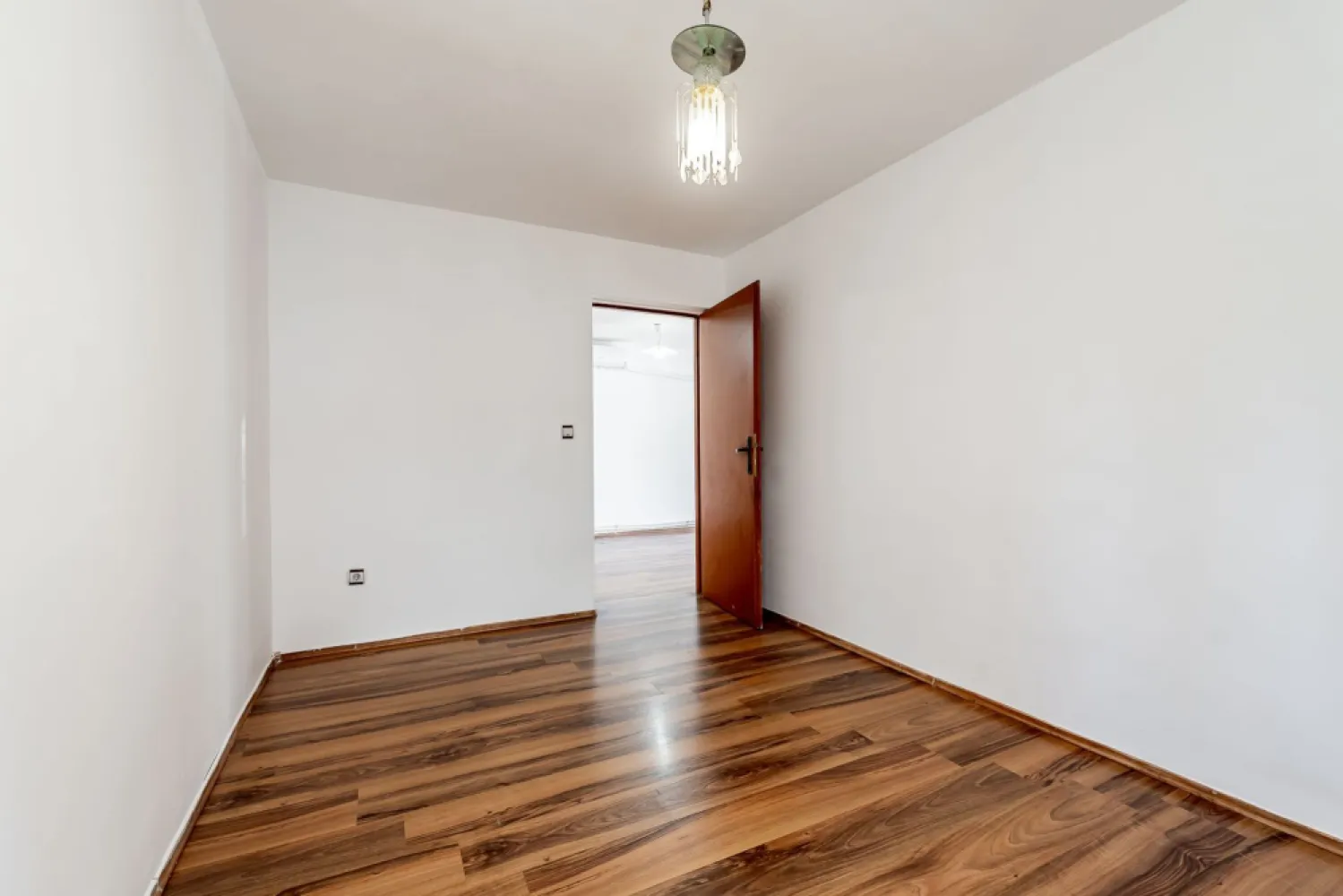 Un cămin practic pentru o familie la început de drum - Apartament accesibil, unde să te poți muta fără investiții importante de la început?

Îți propunem un apartament cu 2 dormitoare situat pe strada Hunedoarei, într-un ansamblu rezidențial construit între 2010 și 2015. Zona oferă acces rapid către magazine, transport public, școli și principalele puncte de interes ale orașului.

Compartimentare practică:
2 dormitoare
Living cu bucătărie open-space
Baie
Parter

Dotări:
Centrală termică proprie pe gaz
Aer condiționat
Ferestre PVC cu geam termopan
Apartament proaspăt zugrăvit
Instalații funcționale și locuință întreținută

Este o alegere potrivită pentru o familie tânără care dorește să renunțe la chirie sau pentru persoane care caută confortul unui apartament la parter, într-un bloc mai nou.

Preț: 55.000 €
Pentru informații suplimentare sau programarea unei vizionări, contactează-mă:

Andrei Caracioni consultant imobiliar Acasă Arad 📞 0757 662 907

Cod proprietate: CP3151048