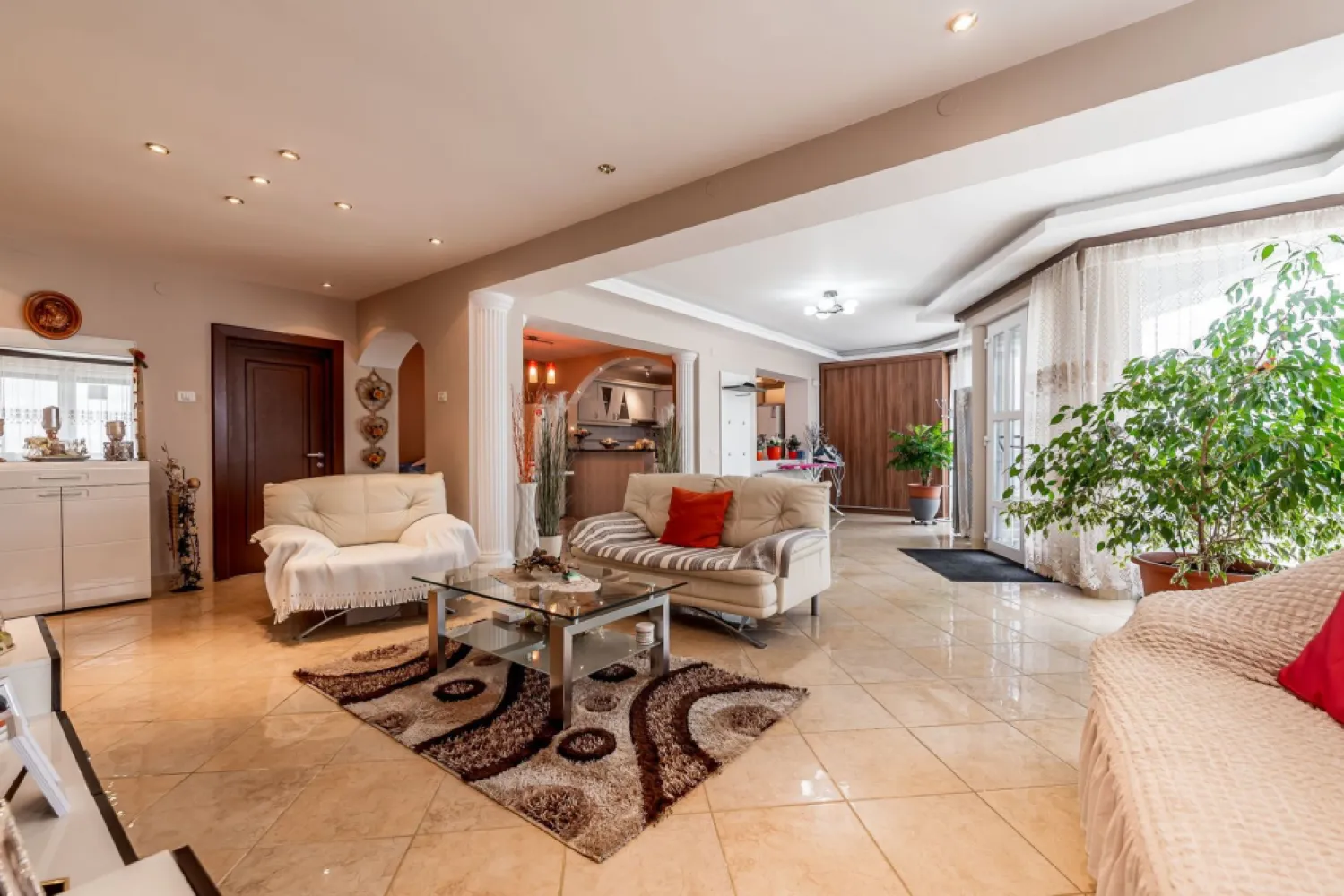Casa 4 camere - langa str. Petru Rares, Gradiste - COMISION 0 - Îți dorești o locuință spațioasă, într-o zonă liniștită, dar aproape de toate facilitățile importante? Această proprietate din Grădiște, situată la doar 50 de metri de strada Petru Rareș, poate fi alegerea ideală pentru familia ta.

✨ Complet renovată, casa este compusă din două corpuri de clădire, oferind spațiu, confort și flexibilitate pentru o familie numeroasă sau pentru cei care își doresc zone de locuit separate.

🏠 Compartimentare:
✔️ Corp principal: 3 camere, bucătărie și baie
✔️ Corp secundar: 1 cameră, hol, bucătărie, baie și 2 spații de depozitare

🔝 Un avantaj important este podul pregătit pentru mansardare, oferind posibilitatea extinderii spațiului locuibil în viitor.

🌳 Exteriorul completează perfect proprietatea:
✔️ Acces auto în curte
✔️ Poartă acționată electric
✔️ Garaj
✔️ Grădină cu seră

📍 Locație excelentă, aproape de magazine, școli, transport în comun și toate facilitățile necesare unui trai confortabil.
👨‍👩‍👧‍👦 Ideală pentru o familie numeroasă care își dorește spațiu, intimitate și confort într-o zonă apreciată a Aradului.

📞 Pentru mai multe detalii și programarea unei vizionări:
0755 274 519 - Daniel Hord – Consultant Imobiliar.

Nu dispui de toată suma? Te ajutăm noi gratuit! Îți obținem oferte de la 16 bănci.
Ai o proprietate de vânzare în Arad și vrei să știi cât valorează cu adevărat?
Sună-mă pentru o evaluare gratuită, fără obligații!

Birou: ACASĂ | Agenție imobiliară Arad
Bulevardul Decebal 2, Arad 310133