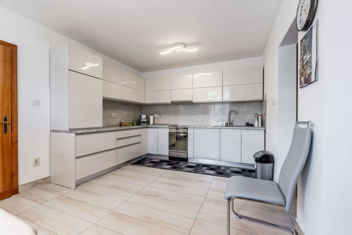 Casa 4 camere - langa str. Petru Rares, Gradiste - COMISION 0 - Îți dorești o locuință spațioasă, într-o zonă liniștită, dar aproape de toate facilitățile importante? Această proprietate din Grădiște, situată la doar 50 de metri de strada Petru Rareș, poate fi alegerea ideală pentru familia ta.

✨ Complet renovată, casa este compusă din două corpuri de clădire, oferind spațiu, confort și flexibilitate pentru o familie numeroasă sau pentru cei care își doresc zone de locuit separate.

🏠 Compartimentare:
✔️ Corp principal: 3 camere, bucătărie și baie
✔️ Corp secundar: 1 cameră, hol, bucătărie, baie și 2 spații de depozitare

🔝 Un avantaj important este podul pregătit pentru mansardare, oferind posibilitatea extinderii spațiului locuibil în viitor.

🌳 Exteriorul completează perfect proprietatea:
✔️ Acces auto în curte
✔️ Poartă acționată electric
✔️ Garaj
✔️ Grădină cu seră

📍 Locație excelentă, aproape de magazine, școli, transport în comun și toate facilitățile necesare unui trai confortabil.
👨‍👩‍👧‍👦 Ideală pentru o familie numeroasă care își dorește spațiu, intimitate și confort într-o zonă apreciată a Aradului.

📞 Pentru mai multe detalii și programarea unei vizionări:
0755 274 519 - Daniel Hord – Consultant Imobiliar.

Nu dispui de toată suma? Te ajutăm noi gratuit! Îți obținem oferte de la 16 bănci.
Ai o proprietate de vânzare în Arad și vrei să știi cât valorează cu adevărat?
Sună-mă pentru o evaluare gratuită, fără obligații!

Birou: ACASĂ | Agenție imobiliară Arad
Bulevardul Decebal 2, Arad 310133