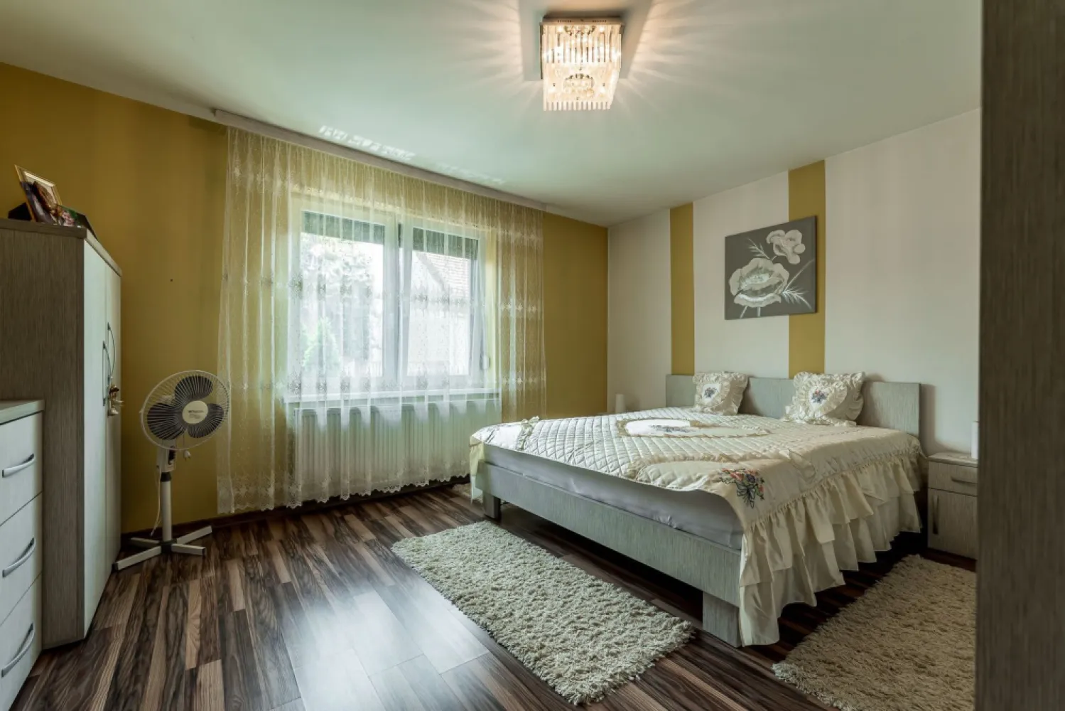Casa 4 camere - langa str. Petru Rares, Gradiste - COMISION 0 - Îți dorești o locuință spațioasă, într-o zonă liniștită, dar aproape de toate facilitățile importante? Această proprietate din Grădiște, situată la doar 50 de metri de strada Petru Rareș, poate fi alegerea ideală pentru familia ta.

✨ Complet renovată, casa este compusă din două corpuri de clădire, oferind spațiu, confort și flexibilitate pentru o familie numeroasă sau pentru cei care își doresc zone de locuit separate.

🏠 Compartimentare:
✔️ Corp principal: 3 camere, bucătărie și baie
✔️ Corp secundar: 1 cameră, hol, bucătărie, baie și 2 spații de depozitare

🔝 Un avantaj important este podul pregătit pentru mansardare, oferind posibilitatea extinderii spațiului locuibil în viitor.

🌳 Exteriorul completează perfect proprietatea:
✔️ Acces auto în curte
✔️ Poartă acționată electric
✔️ Garaj
✔️ Grădină cu seră

📍 Locație excelentă, aproape de magazine, școli, transport în comun și toate facilitățile necesare unui trai confortabil.
👨‍👩‍👧‍👦 Ideală pentru o familie numeroasă care își dorește spațiu, intimitate și confort într-o zonă apreciată a Aradului.

📞 Pentru mai multe detalii și programarea unei vizionări:
0755 274 519 - Daniel Hord – Consultant Imobiliar.

Nu dispui de toată suma? Te ajutăm noi gratuit! Îți obținem oferte de la 16 bănci.
Ai o proprietate de vânzare în Arad și vrei să știi cât valorează cu adevărat?
Sună-mă pentru o evaluare gratuită, fără obligații!

Birou: ACASĂ | Agenție imobiliară Arad
Bulevardul Decebal 2, Arad 310133