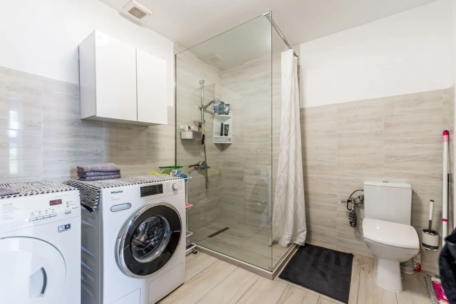 Casa 4 camere - langa str. Petru Rares, Gradiste - COMISION 0 - Îți dorești o locuință spațioasă, într-o zonă liniștită, dar aproape de toate facilitățile importante? Această proprietate din Grădiște, situată la doar 50 de metri de strada Petru Rareș, poate fi alegerea ideală pentru familia ta.

✨ Complet renovată, casa este compusă din două corpuri de clădire, oferind spațiu, confort și flexibilitate pentru o familie numeroasă sau pentru cei care își doresc zone de locuit separate.

🏠 Compartimentare:
✔️ Corp principal: 3 camere, bucătărie și baie
✔️ Corp secundar: 1 cameră, hol, bucătărie, baie și 2 spații de depozitare

🔝 Un avantaj important este podul pregătit pentru mansardare, oferind posibilitatea extinderii spațiului locuibil în viitor.

🌳 Exteriorul completează perfect proprietatea:
✔️ Acces auto în curte
✔️ Poartă acționată electric
✔️ Garaj
✔️ Grădină cu seră

📍 Locație excelentă, aproape de magazine, școli, transport în comun și toate facilitățile necesare unui trai confortabil.
👨‍👩‍👧‍👦 Ideală pentru o familie numeroasă care își dorește spațiu, intimitate și confort într-o zonă apreciată a Aradului.

📞 Pentru mai multe detalii și programarea unei vizionări:
0755 274 519 - Daniel Hord – Consultant Imobiliar.

Nu dispui de toată suma? Te ajutăm noi gratuit! Îți obținem oferte de la 16 bănci.
Ai o proprietate de vânzare în Arad și vrei să știi cât valorează cu adevărat?
Sună-mă pentru o evaluare gratuită, fără obligații!

Birou: ACASĂ | Agenție imobiliară Arad
Bulevardul Decebal 2, Arad 310133