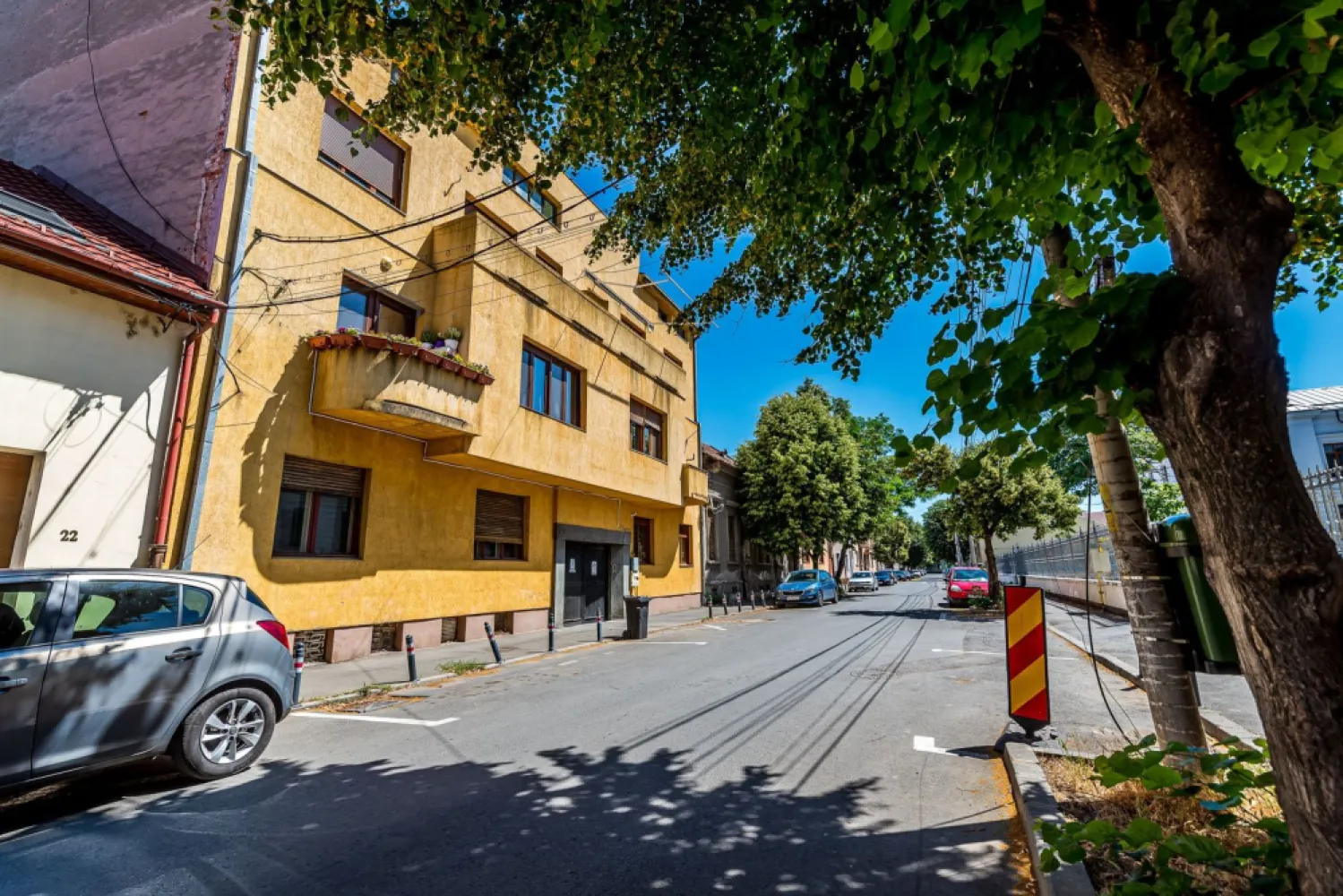 Apartament în centru cu acces auto și garaj propriu - Îți dorești să locuiești în centrul orașului, într-o zonă liniștită și cu toate facilitățile la câțiva pași, acest apartament poate fi alegerea potrivită.

Situat pe strada Vicențiu Babeș, într-una dintre cele mai apreciate și accesibile zone centrale ale Aradului, apartamentul oferă avantajul unei locații excelente, cu acces rapid către magazine, farmacii, piață, mijloace de transport, restaurante și instituții importante.

Locuința este amplasată la parter înalt, fiind potrivită pentru o persoană sau un cuplu care își dorește confort, accesibilitate și costuri reduse de întreținere.

Apartamentul este amenajat și dispune de:
• cameră de zi luminoasă;
• dormitor;
• bucătărie;
• baie;
• centrală termică pe gaz;
• ferestre PVC.

Un avantaj rar întâlnit în această zonă este accesul auto în curtea imobilului și garajul propriu. În prezent acesta este amenajat ca bucătărie de vară, însă poate fi folosit cu ușurință ca spațiu de depozitare sau poate fi readus la destinația inițială pentru parcarea autoturismului.

În plus, proprietatea beneficiază și de o boxă spațioasă la subsol, ideală pentru depozitare.

Această proprietate reprezintă una dintre cele mai accesibile oportunități din zona centrală, oferind atât confortul unei locuințe bine întreținute, cât și avantajul unor spații auxiliare greu de găsit în această locație.

Pentru informații suplimentare și programarea unei vizionări:
Andrei Caracioni ☎ 0757 662 907, Acasă Arad

Cod proprietate: CP3128416